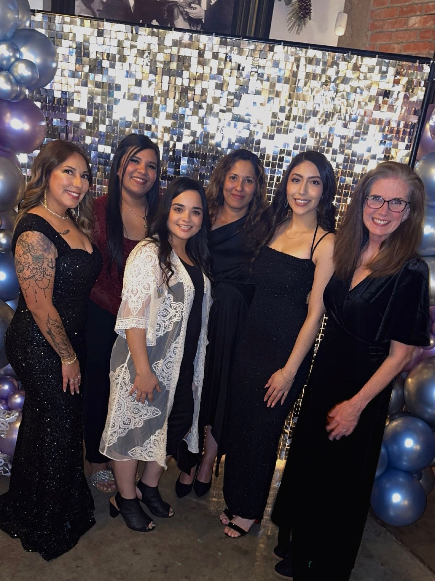 POMS team celebrating at our Christmas party last night 🎄✨ We’re so thankful for our amazing team and wish all of our patients a happy holiday! 😊
#POMS #OralSurgery