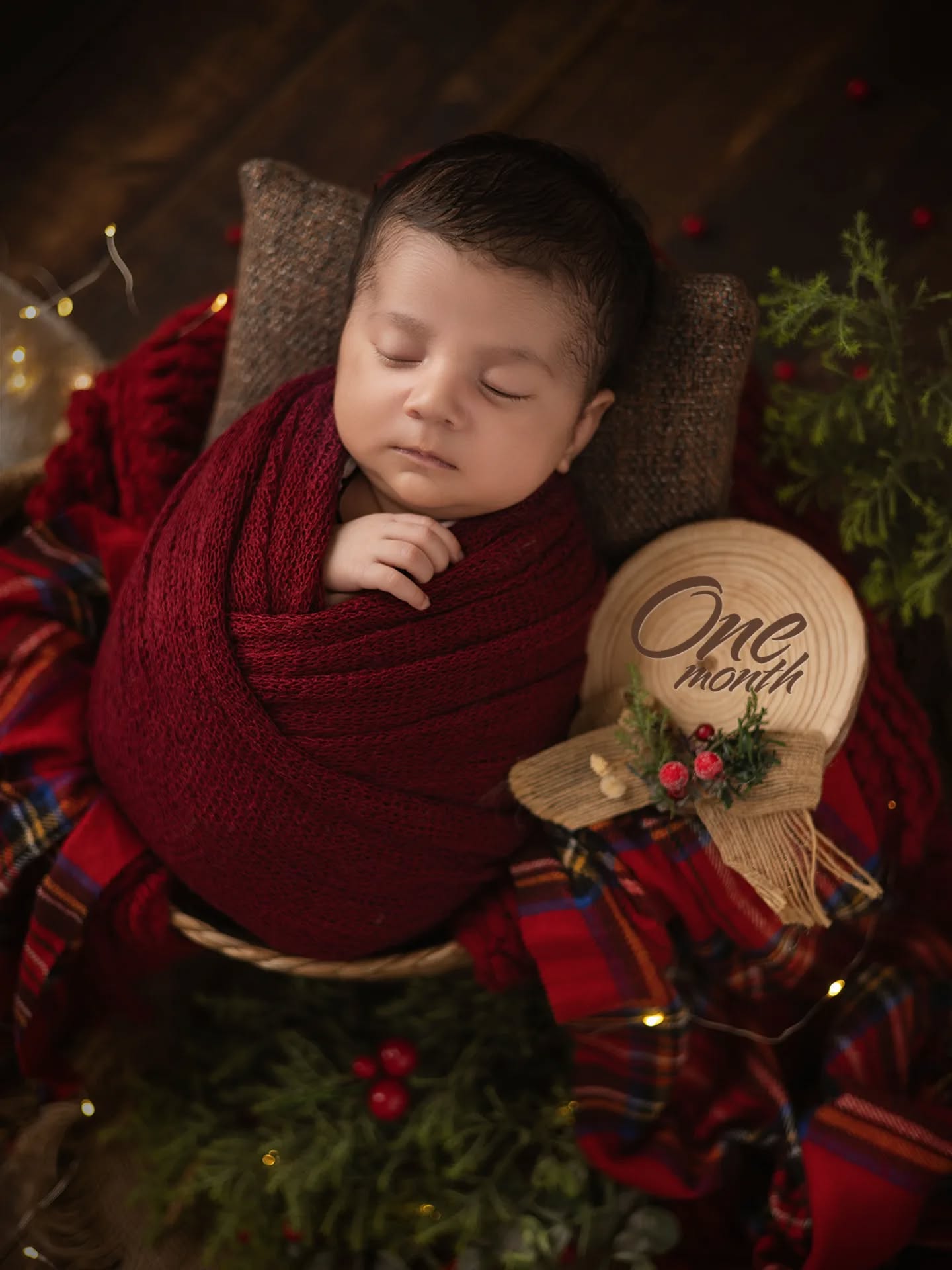 Pure as The Christmas Spirit ✨️
.
.
.
.
.
.
.
.
#christmas #newbornphotography #newbornsession #red