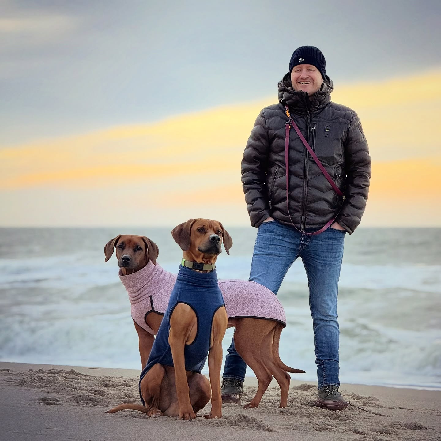 Familienbild: einer lacht, zwei nehmen den Job sehr ernst 😄🐾🌊
.
.
#rhodesianridgeback #ridgeback #🐶 #hundeliebe #dogs