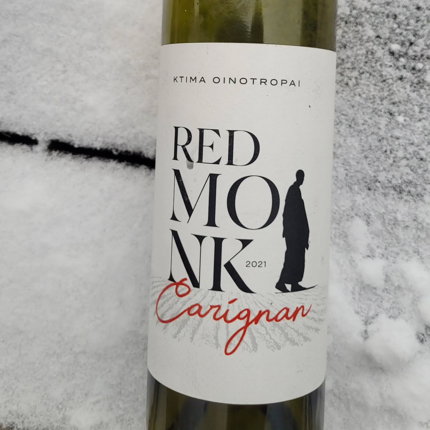 Carignan from Greece? Yes, @estate_oinotropai offers a label – and a quite astonishing one. I’ve had it only once in the past, two years ago (the 2018 vintage, called ΡΟΕΣ Carignan Vieilles Vignes back then). It was freaky stuff… untypical nutty aromas… and 15.5% alc.! But great.
The “Red Monk 2021” now shows the evolution the wine has taken in recent years. It comes in at a moderate 14% alc., and the aromatic profile is much more approachable and fruit-driven. It has become an utterly enjoyable wine: lush and refreshing. You don’t get such beautiful acidity with most other Greek wines – you’ll be able to fool even Greek wine experts with this juicy wine, I promise.
Notably, however, the wine still has really good complexity and length. I think the winery has found the perfect balance here. 94 points. You can drink it already and don’t have to wait any longer. Simply enjoy!
#carignan #GreekWineLovers
#greekwinery #greekwines #greekwine