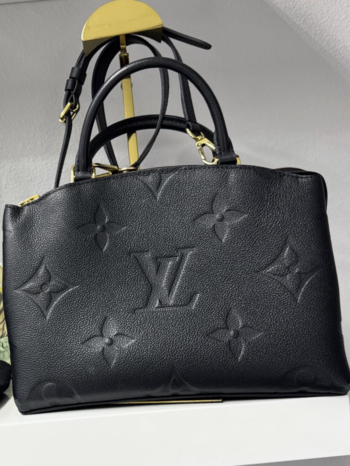 For any last minute holiday gifts be sure to stop on in today until 4pm! We have luxury bags Swiss watches and tons of gold jewelry ready to go!