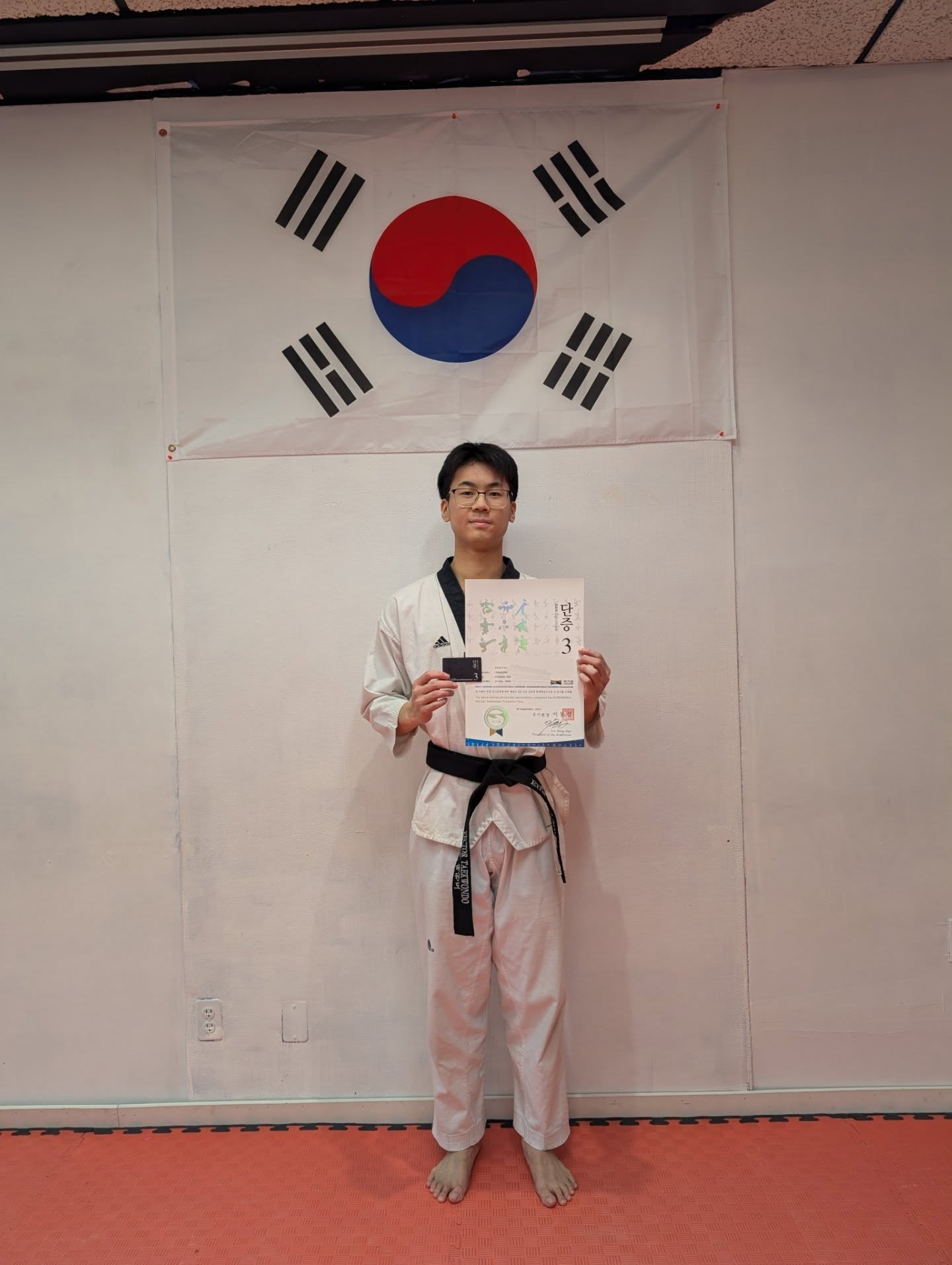 Kukkiwon certificates to be handed out today! Congrats to Instructor Edward Shi on his 3rd Degree and Henry Ling on his 2nd Degree, and Assistants Skyler Tse and Alex Tse on their 1st Degree. Keep striving for more!
.
.
.
#vectortrainingcentre #kukkiwon #certificate #martialarts #taekwondo tkdcanada athlete fitness vancouver blackbelt poomsae kyorugi self-defense promotiontest belttest