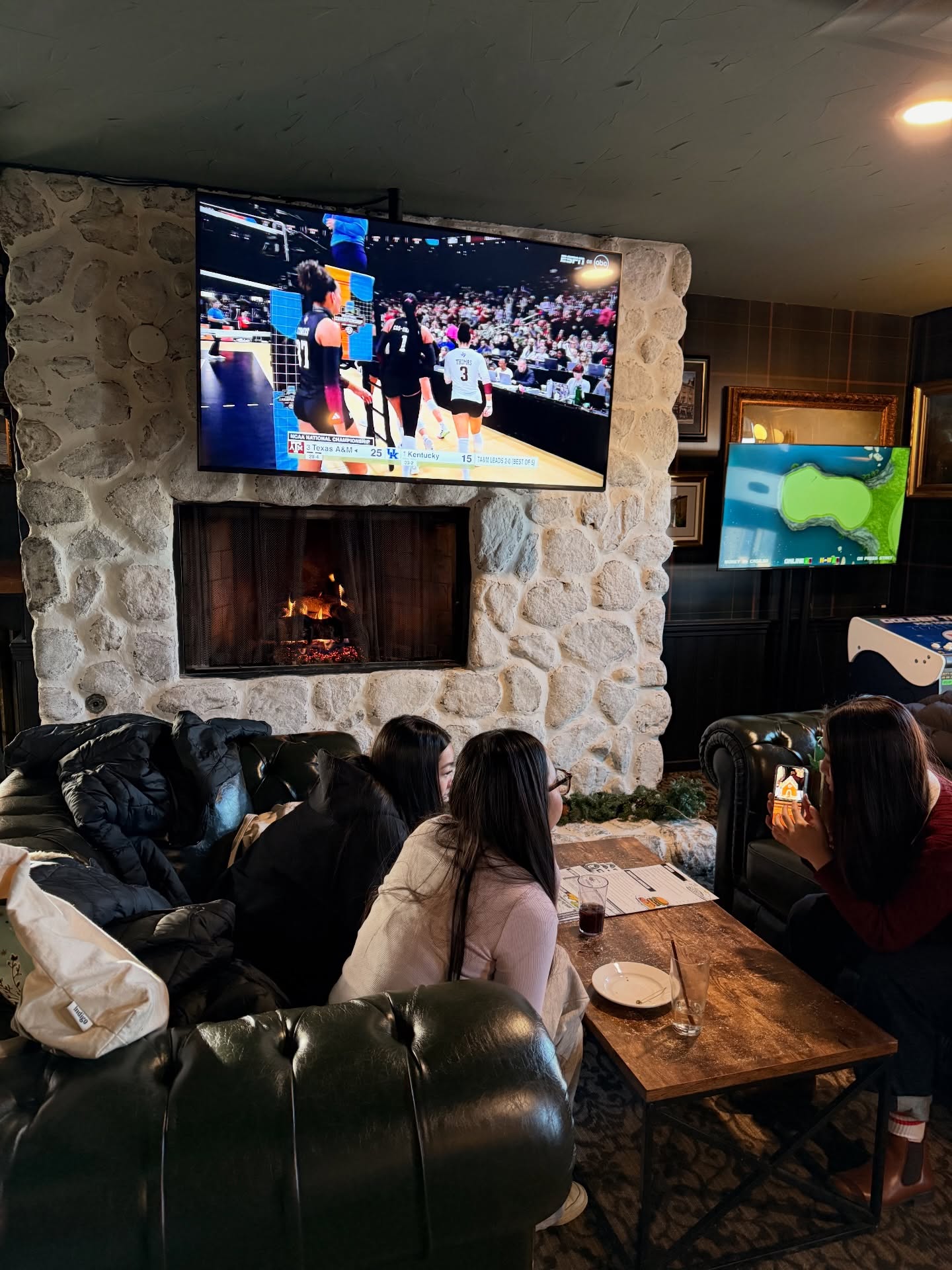 U16–17 watch party 📺🔥
Cheering on the NCAA Women’s Volleyball Championship and celebrating Texas A&M’s first championship win in history 🏆👏
So much fun watching, learning, and being inspired by the highest level of the game. Loud cheers, big dreams, and even bigger respect for women who continue to raise the bar 💪
Thank you Elephant & Castle for the providing us with the perfect spot to bond… not to mention thank you for the delicious food 🍽️!!
Support women. Support the game. Let’s keep growing 🫶
#TeamTiger #YYCVolleyball #VolleyballCanada
#VolleyballAlberta
#TrainWithPurpose