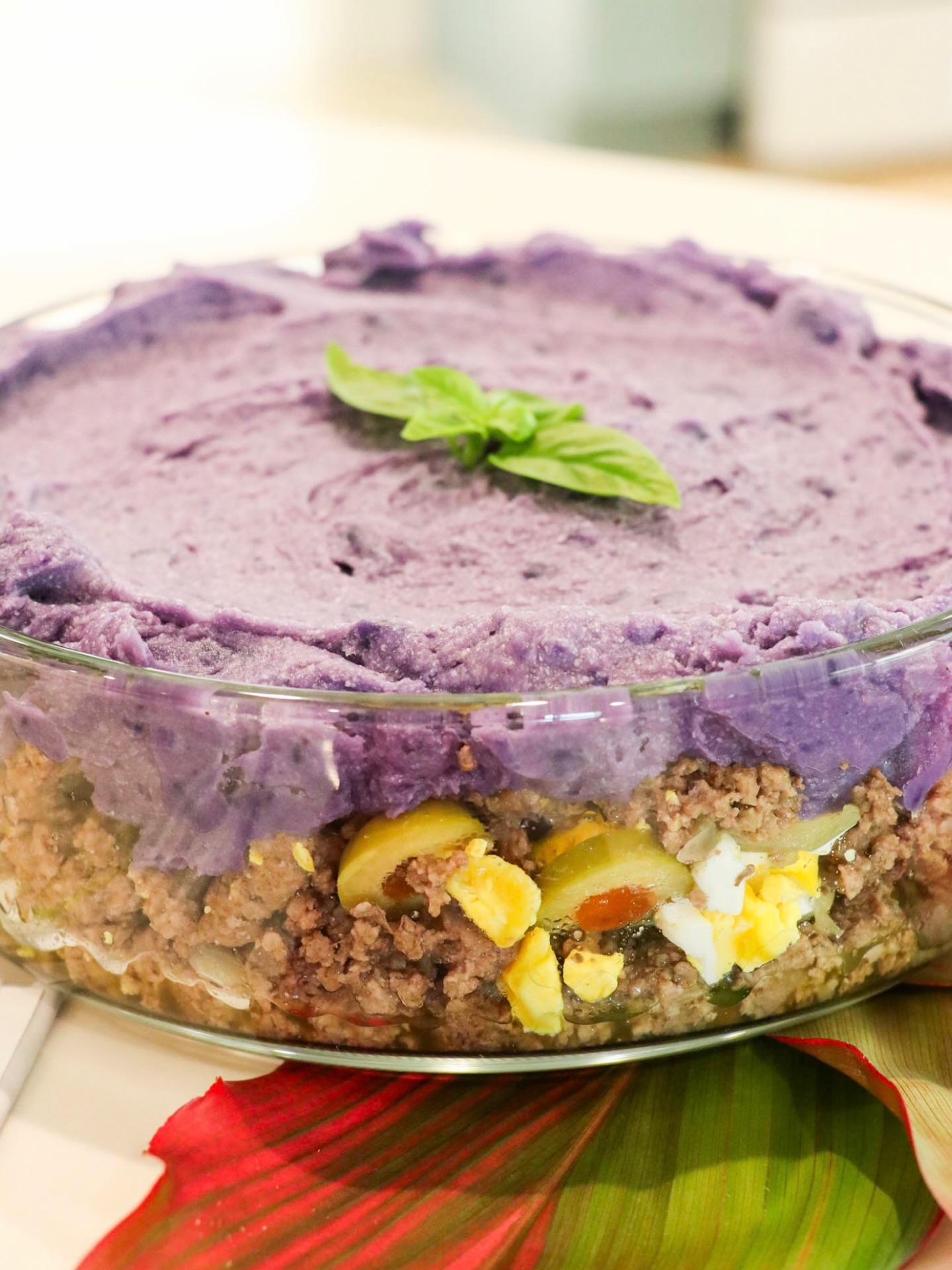 Day 10 of our 12 Days of Eat Pono 🎄🥗✨
Quick, warm, and so satisfying 🍽️ This Okinawa Sweet Potato Shepherd’s Pie is the kind of holiday dinner that feels cozy + comforting, but still checks the “feel good after” box 💜🍠
Why we’re obsessed with Okinawa sweet potatoes:
💜 that deep purple color = antioxidant-rich goodness
🌾 fiber = supports digestion + keeps you fuller longer
⚡ slow-burning carbs = steady energy (no crash)
🍠 naturally sweet + creamy = the dreamiest mash topping
Easy dinner move:
Make the savory filling (ground meat or lentils + veggies), spread it in a dish, top with mashed Okinawa sweet potato, and bake until warm + golden on top 🔥
#EatPono #12DaysOfPono #OkinawaSweetPotato #ShepherdsPie #HealthyComfortFood