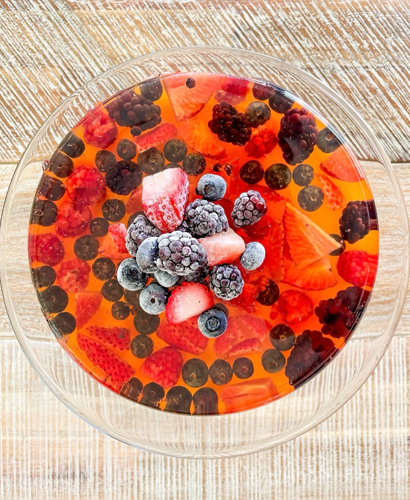Day 9 of our 12 Days of Eat Pono 🎄🥗✨
Dessert that’s literally dressed to impress 😍🍰 Our Dressed to Impress Jello Cake (from the Eat Pono Cookbook) is light, festive, and the perfect make-ahead treat for holiday parties + family dinners.
Why we love it:
🍓 fruity flavor = bright + refreshing (not heavy)
✨ jello magic = fun texture + pretty layers
🍰 cake base = classic comfort with a holiday twist
❄️ served chilled = ideal for prepping ahead
#EatPono #12DaysOfPono #HolidayDessert #JelloCake
