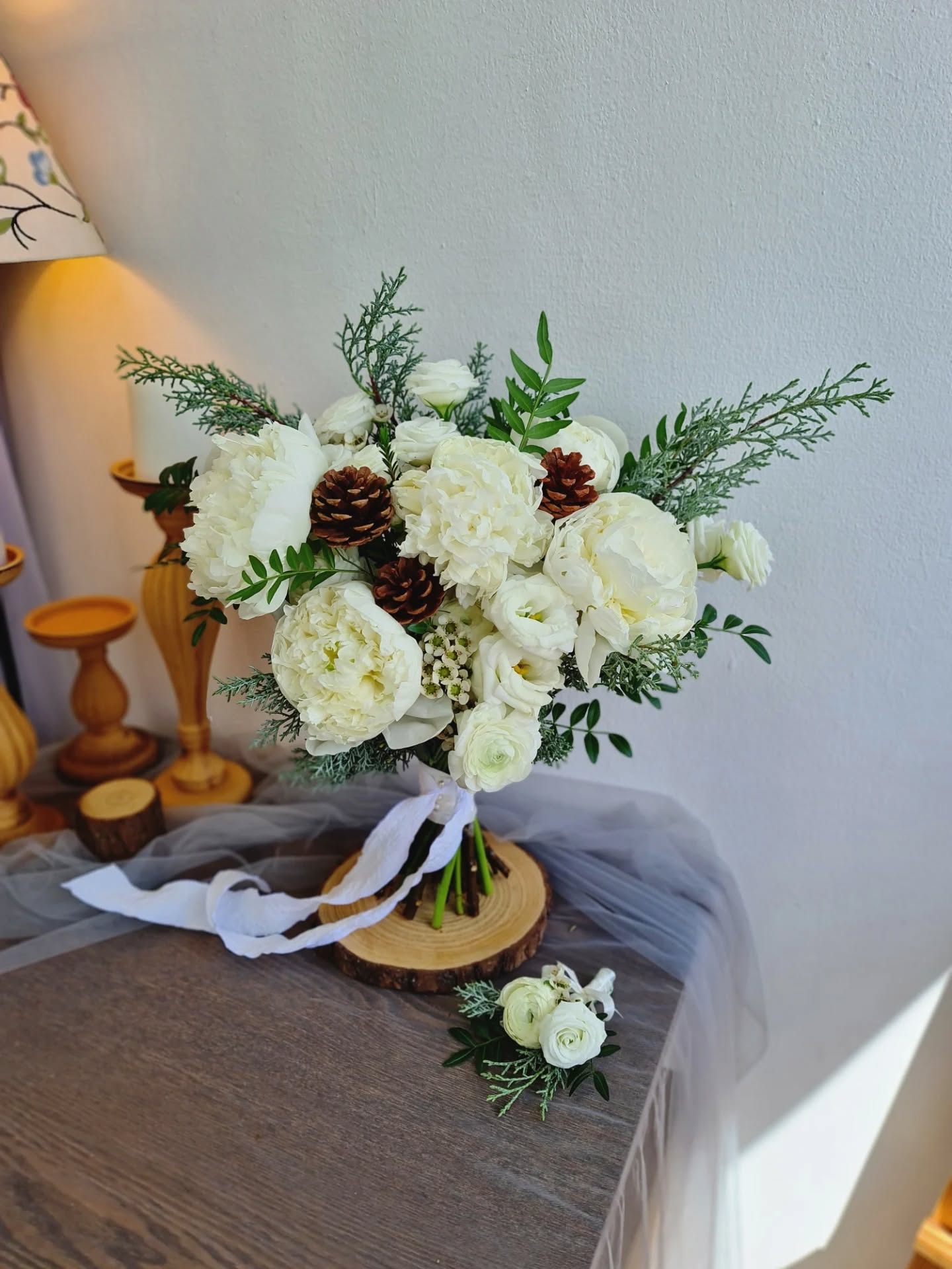 Today’s creation ✨
A Christmas winter–themed bridal bouquet & boutonnière ❄️
Clean, elegant, and filled with festive winter vibes.
The best reward?
A happy bride who truly loves her bouquet ✨
Moments like this make everything worth it
Dm or wa us to customise your bridal bouquet :)
Wa: 94232010 (eng) / 85717679 (chi)
#HappyBride #ChristmasBride #WinterBouquet #WeddingDetails #FloristLife BridalFlowers MadeWithLove