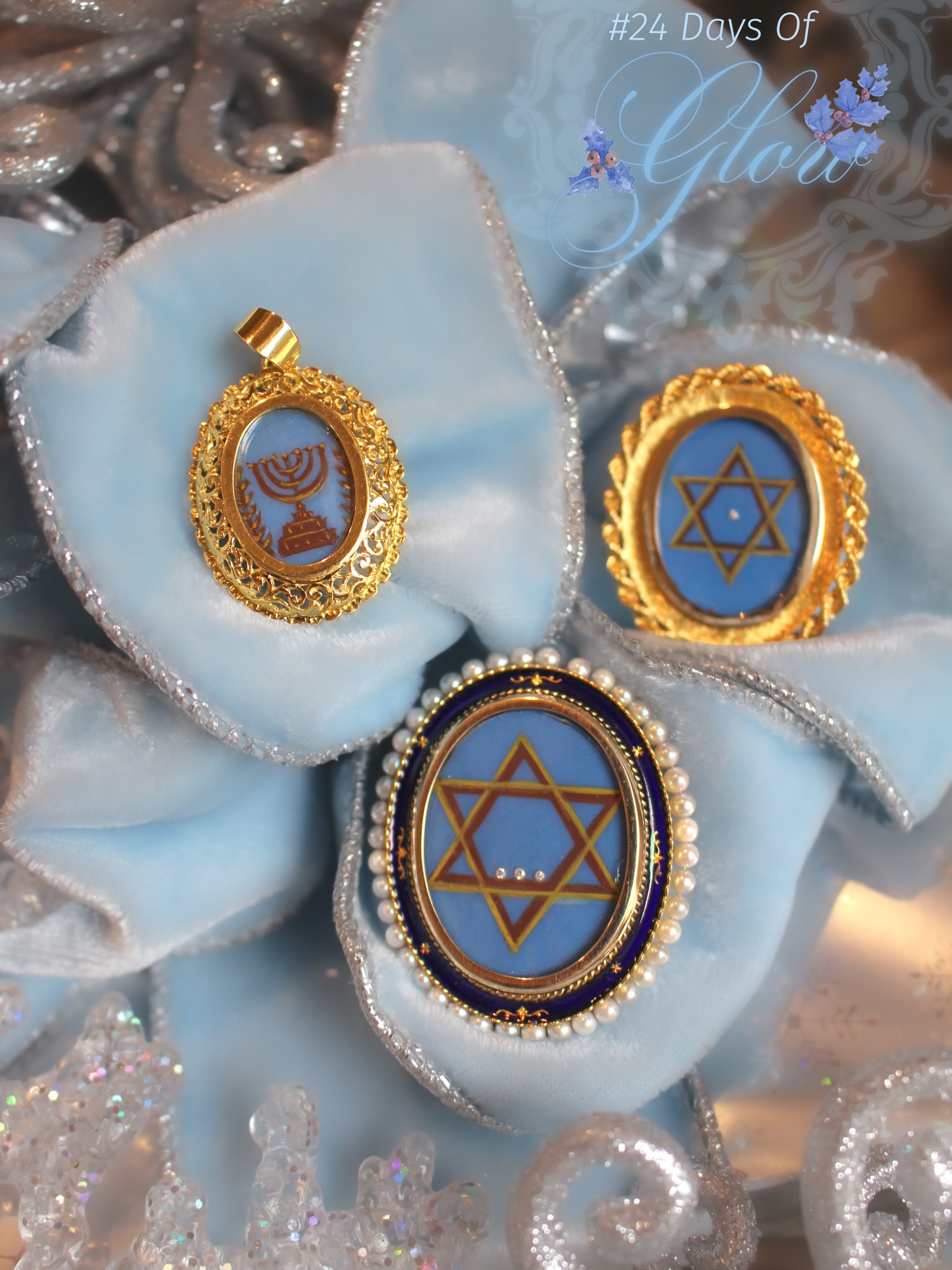 May you celebrate this final evening of Hanukkah with love and joy ❤️ Day 21 of #24DaysofGlow features hand-painted brooches and pendants, each set in beautiful filigree frames showcasing Menorah and Star of David motifs. These fine Italian pieces are accented with small diamonds, pearls, and meticulously hand-applied finishes.
#jewelryadventcalendar #goldbrooch #starofdavid #menorah