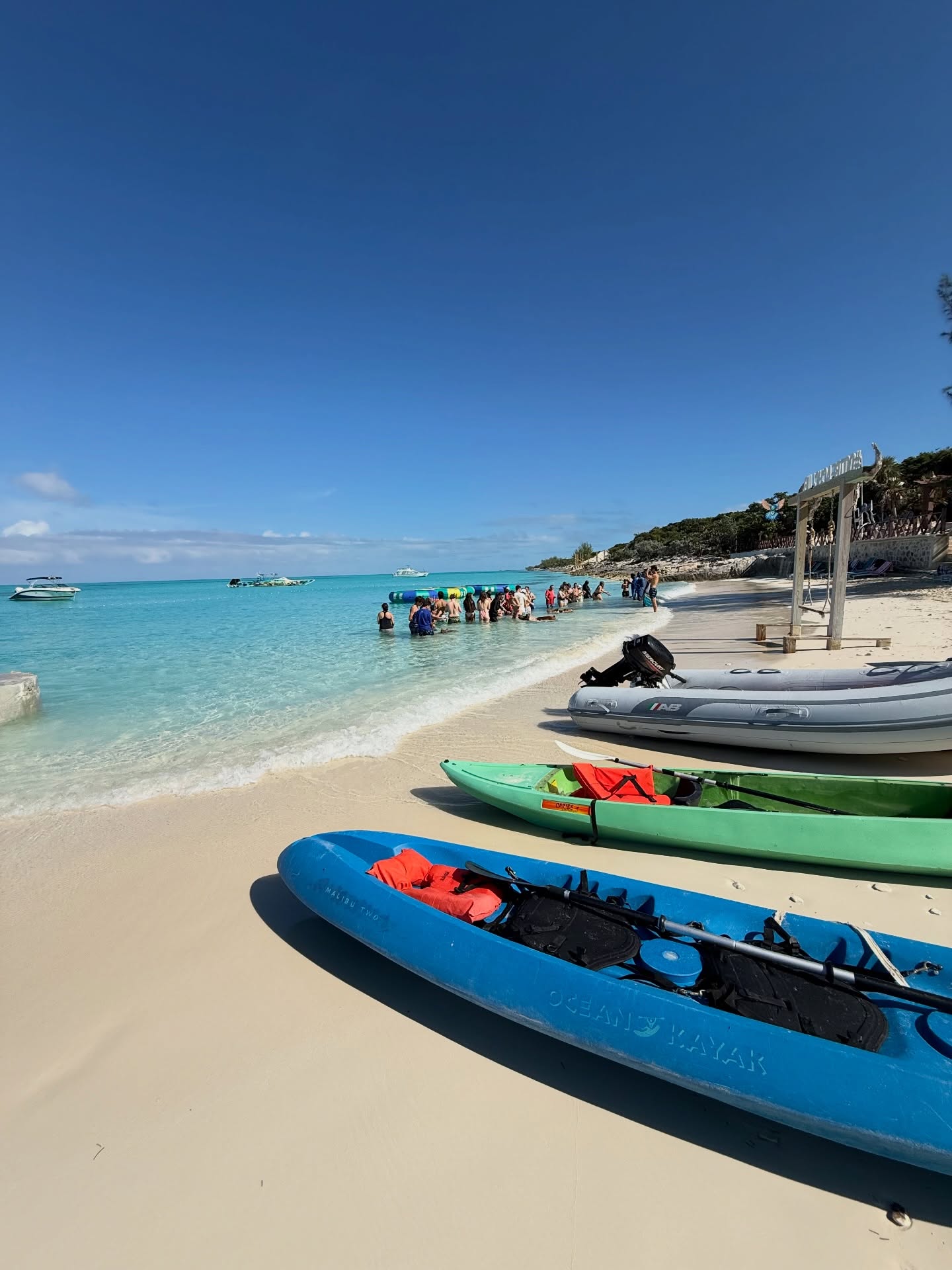 SUMMER IN DECEMBER! ❤️🐷🌞
#bahamianwinter #oasisocean7beachclub #wintervibes #swimmingpigs #roseislandbahamas