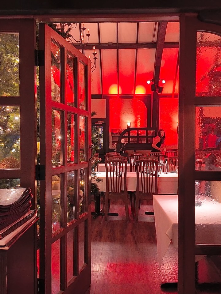 Here’s another corporate Christmas party I did this year; at @fireside_grill_victoria. 🔥
I played around with some Christmas uplighting colours before setting on a warm white that I colour-temperature-matched to the existing lighting in the room. 💡
I also found a new use for my tube lights: One side of the room had several dining booths attached to the wall, which meant I couldn’t fit my uplights; however, the gap between the back of the booth and the wall fit my tube lights perfectly! 👌🏻