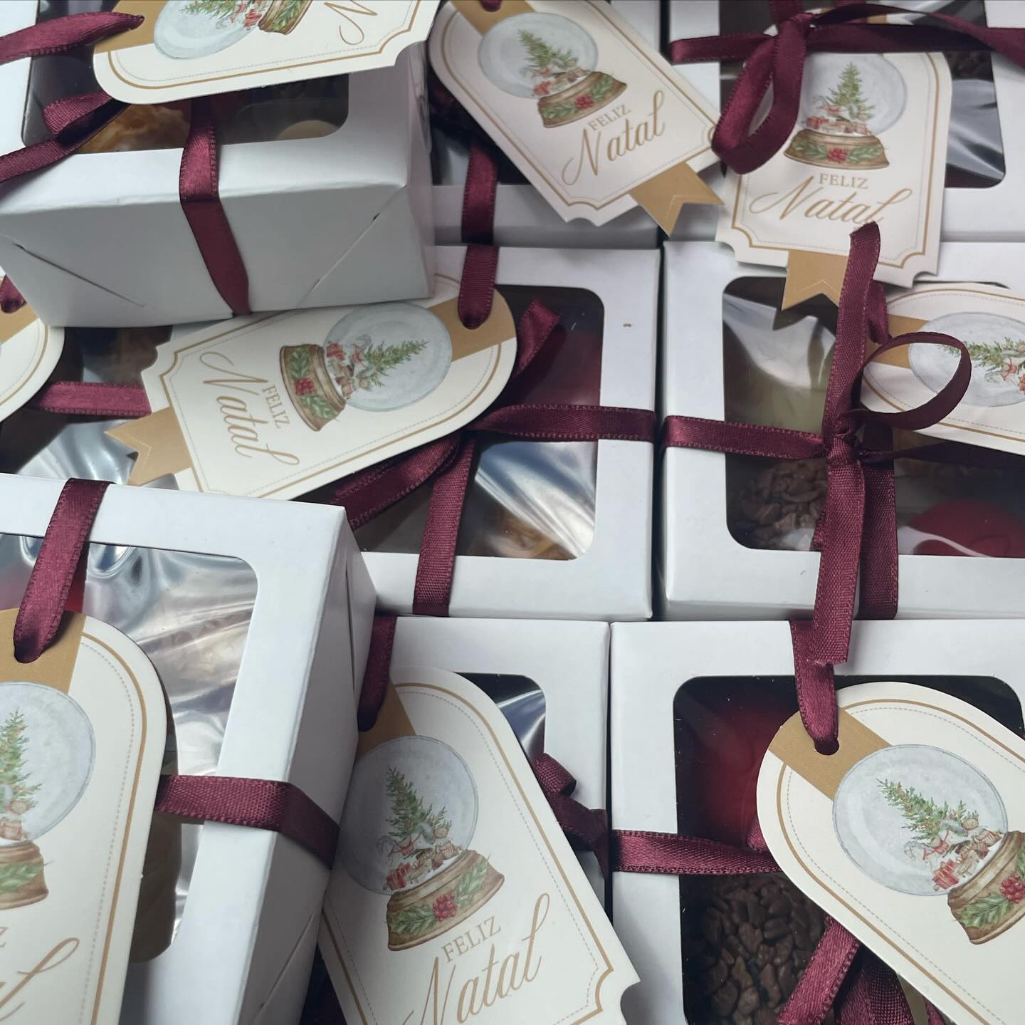 Caixinhas de Natal saindo e saindo…
🎄🪅🎅