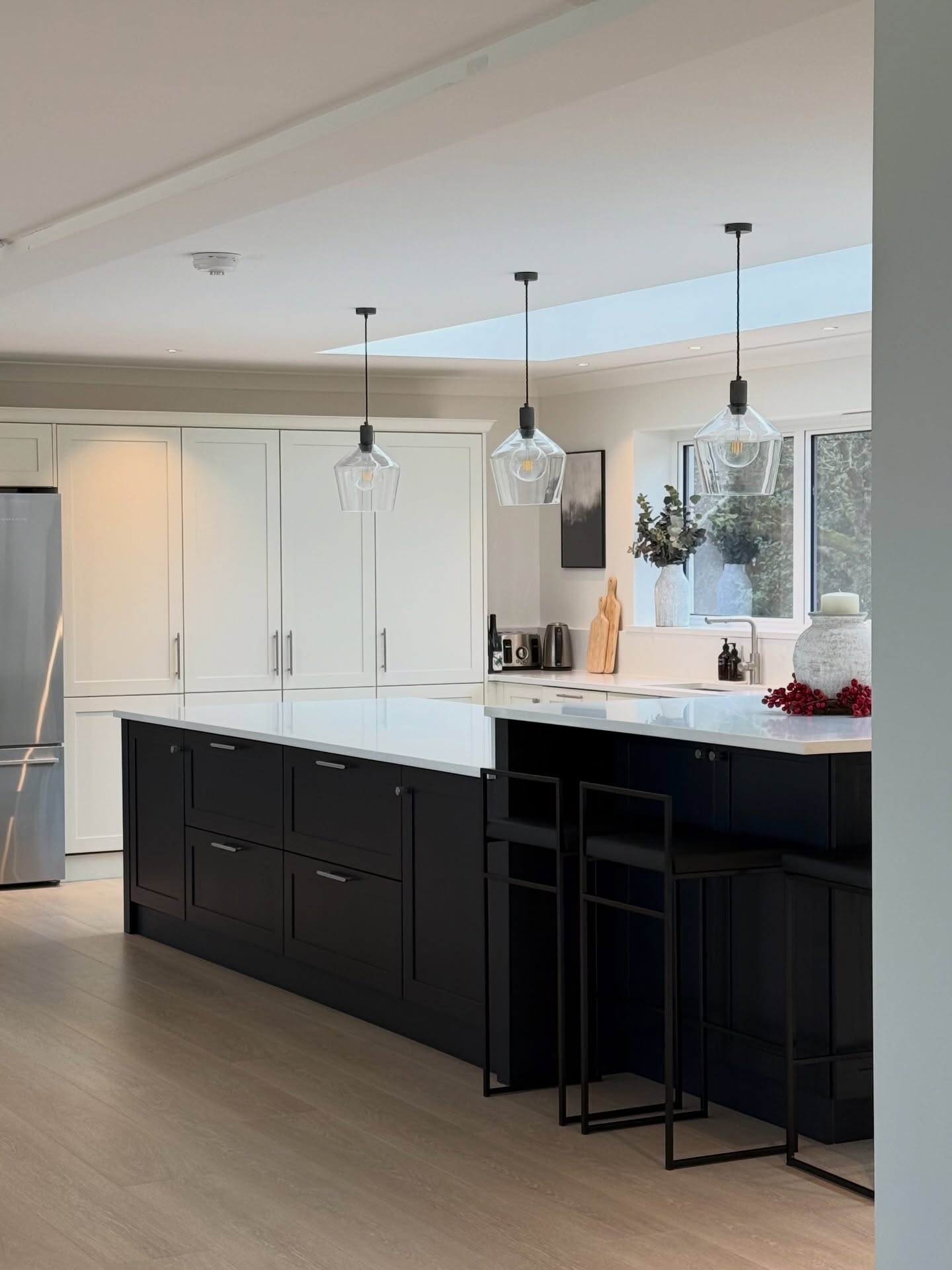 Introducing our final project of the year, The Knebworth Project ✨
This project has been completed with our exclusive Mysterio Carerra stone, which was actually designed by our Stone Company Director himself! Characterised by subtle linear veining, this stone is pure class 💎
Available in Mega Jumbo size, up to 3500x2000, this stone is the perfect choice for large islands, with a seamless finish.
#kitchenworktops #quartz #thestonecompany