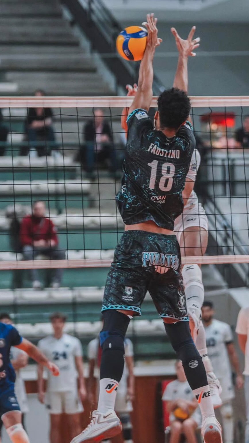 🔥🏐 Última rodada do primeiro turno chegando!
O @faustinomatheus segue firme, focado e em ritmo intenso, trabalhando forte para fechar essa etapa com consistência, entrega e presença em cada jogada.
É intensidade do início ao fim, leitura de jogo afiada e muita disposição em quadra. A preparação continua no mais alto nível, porque o objetivo é claro e o foco é total. 🚀🔥
#volleyball #voleibol #middleblocker #brazilianplayer #voleibrasil #volleyballmatch