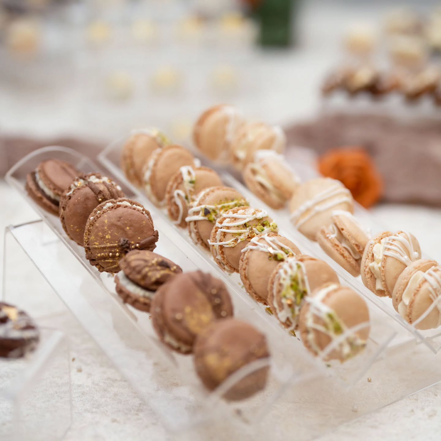 *Macaron Vibes*
.
Theme: Shades of Brown
Flavors (from left to right): Smores, Pistachio, Vanilla Bean
Part of "The Spread" Package
-🎨-
-😎-
-🎂-
Inquire about your own Custom Commission at loungincake.com