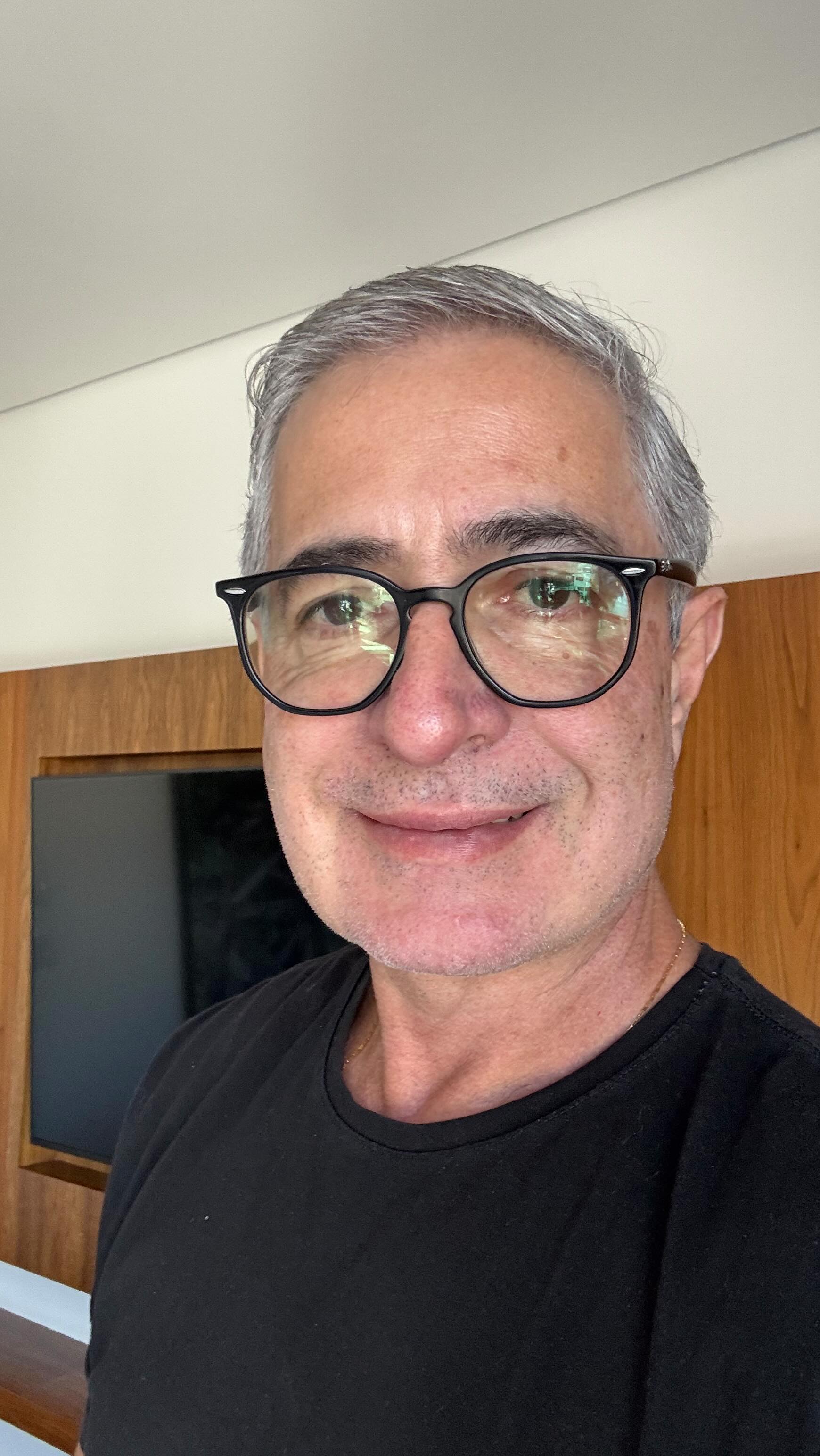 Duas questões técnicas no “case Havaianas”:
1. Governança falha - o Conselho não precisa aprovar campanhas, mas define as macro regras, o tom de voz, o que pode e o que não pode. Não conheço os bastidores, mas acredito que o CEO deva ter aprovado a campanha. Terá que se explicar para o Board.
2. Estratégia Comercial - As áreas de Marketing e Vendas são simbióticas, praticamente uma coisa só. É muito comum o marketing agir por conta própria, quanto mais a marca evolui, mais soberbos vão ficando. Tenho certeza que se esta campanha fosse apresentada ao Diretor Comercial, ele não teria aprovado.
O Branding é fundamental, mas o “Vending” é o que faz toda girar. Nada acontece enquanto a venda não for feita.
Saberemos em breve, quantos bilhões a Havaianas perderá em vendas, por falta de governança e estratégia comercial. Repetiram o mesmo erro da Jaguar e da Bud Light. #governança #conselheiro #estratégiacomercial