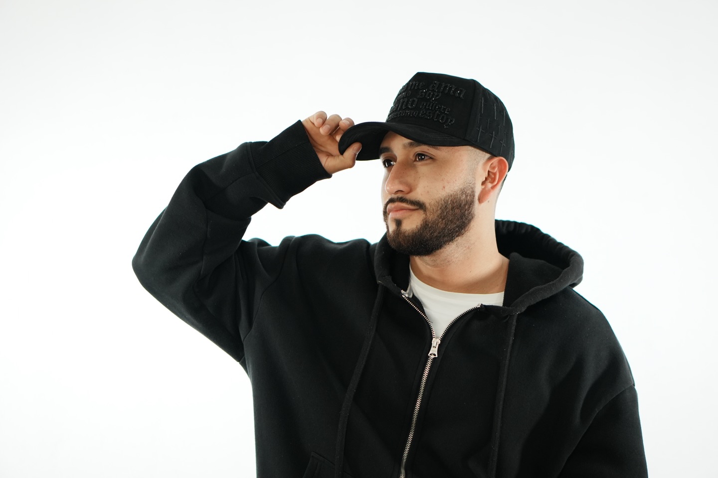 🧢 ¡Ya está aquí la gorra oficial de Mesón del Cielo! 🙌
Luce tu fe y forma parte de una comunidad que cree en la restauración y la esperanza.
Cada compra en merchmdc.com ayuda a cambiar vidas y llevar el mensaje más allá.
🔥 ¡Consíguela ahora y sé parte de lo que Dios está haciendo!