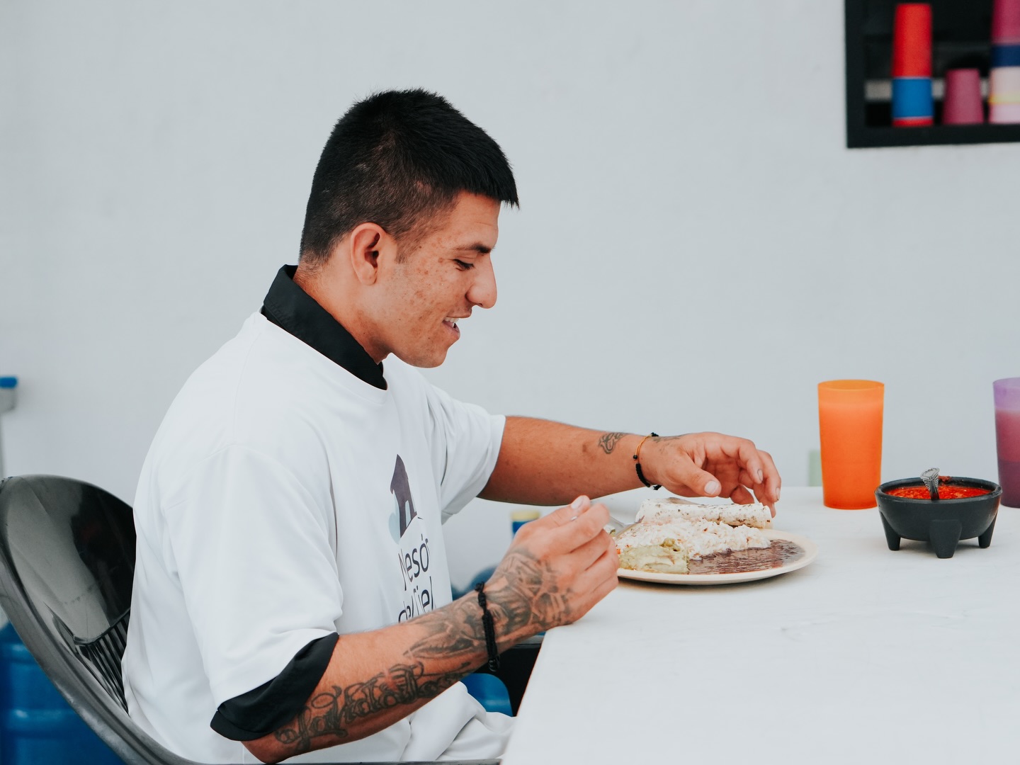 💛 En Mesón del Cielo creemos que la restauración comienza cuando el corazón y el cuerpo son atendidos.
Por eso, durante su estancia, cada persona recibe alimento, sustento y cuidado, en un ambiente de amor y esperanza. 🍽️
Porque aquí, cada vida importa y cada plato servido es una muestra del amor de Dios. 🙏
#MesónDelCielo #Restauración