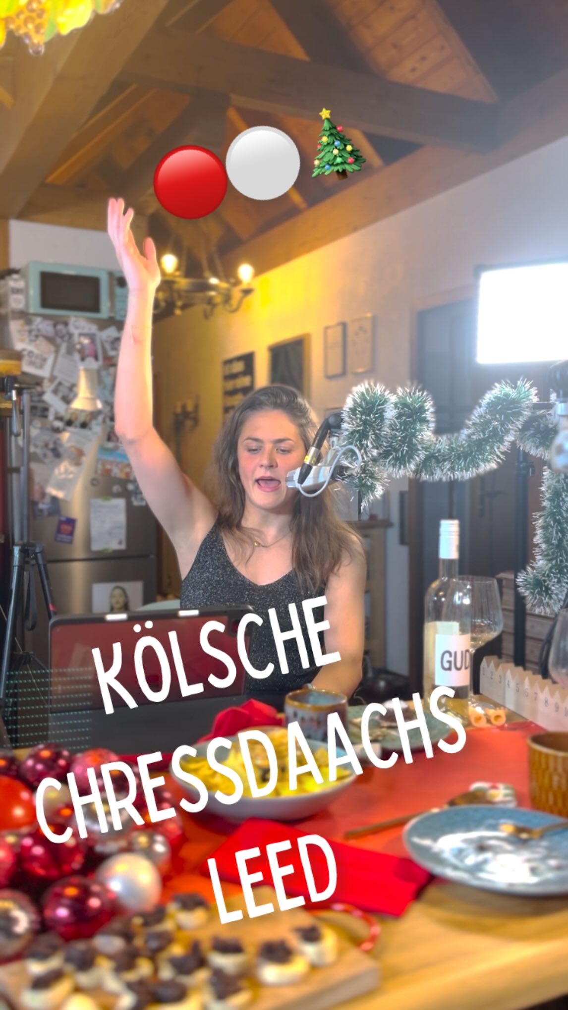 Wie viele kölsche Begriffe passen in ein Weihnachtslied von einer Minute? Findet‘s raus mit Leonie. 💫
.
Es passen übrigens nur noch sechs Leute in unsere Weihnachtsshow heute im @senftoepfchen_theater 😌 Also beeilt Euch!
Oder kommt Silvester nach Moers. Tickets im Linktree 🎄🔗