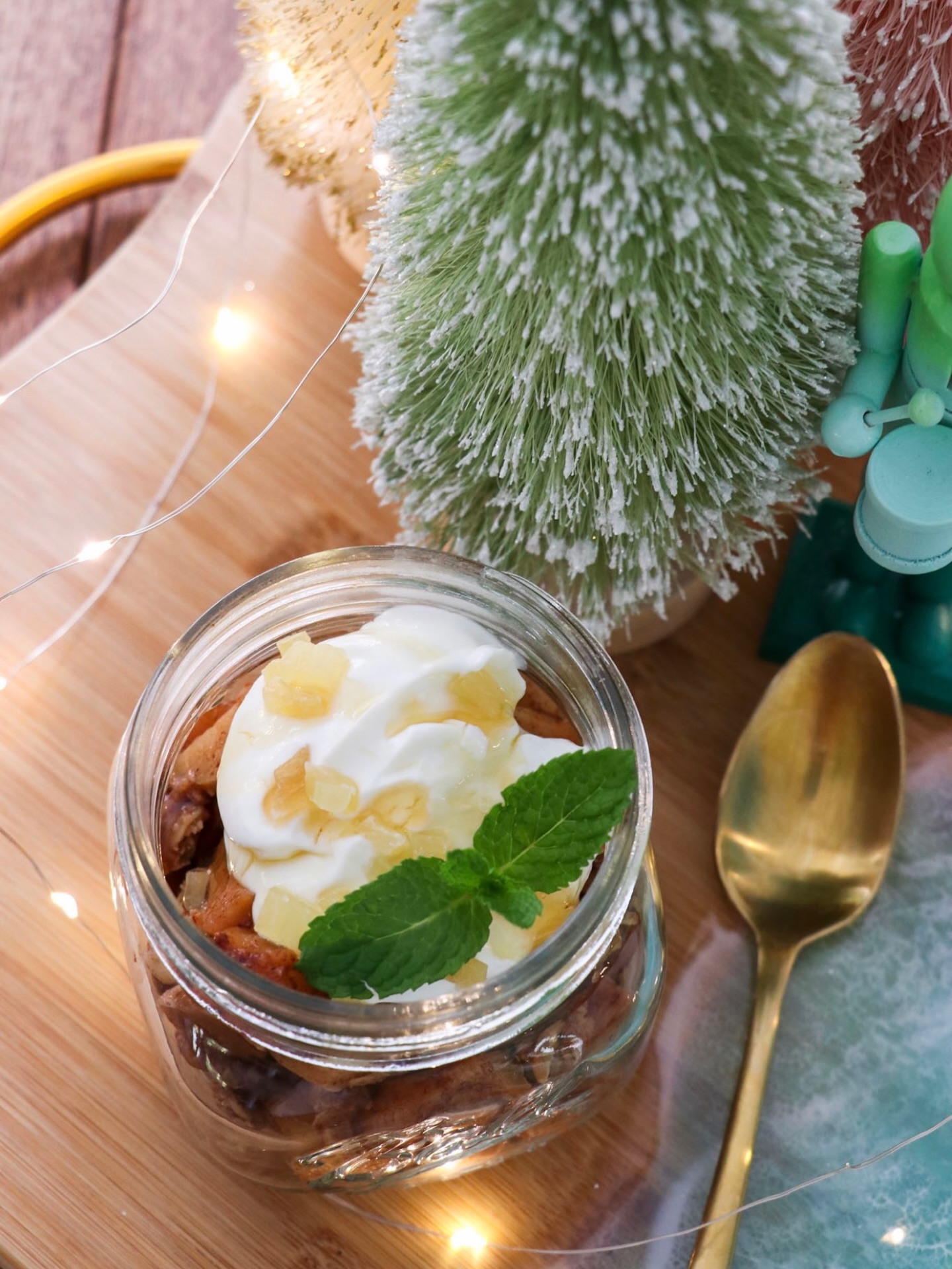 Day 12 of our 12 Days of Eat Pono 🎄🥗✨
Christmas Eve calls for a little holiday magic ✨🥄 And if you’re entertaining tonight, these dessert-in-a-jar beauties are the easiest way to make it feel special (with basically zero stress) 🎁🍯
Why we’re obsessed for hosting:
🍎 cozy, spiced dessert vibes that feel like “home”
🫙 make-ahead + mess-free serving (no slicing, no crumbs everywhere)
🤍 top with yogurt or whipped cream for that dreamy finish
🌿 cute garnishes (mint, fruit, a drizzle) = instant party upgrade
Set them out with spoons, light the twinkle lights, and let everyone grab their own little jar of magic 🎄✨
Find the recipe in your Eat Pono Cookbook 👇🏽
#EatPono #12DaysOfPono #ChristmasEveDessert