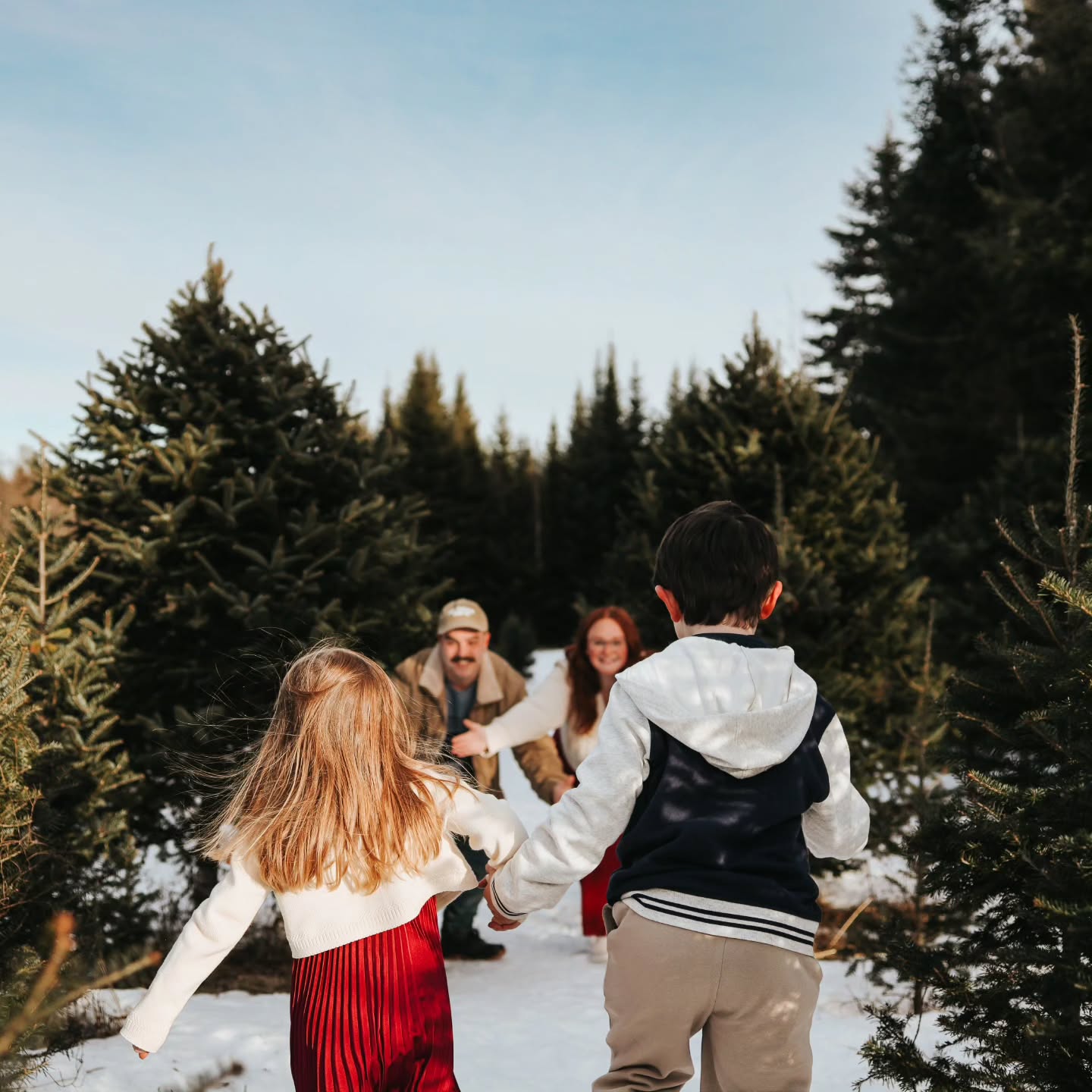 The second mini session day at @lohifarm was dusted with fresh snow, bringing the magic of Christmas to life here in our little eastern province. Bailee and her family were such a joy to capture, and moments like these remind me how grateful I am for this community and friends that continues to show up and support my small business dreams.
Happy Holidays to all!🌲