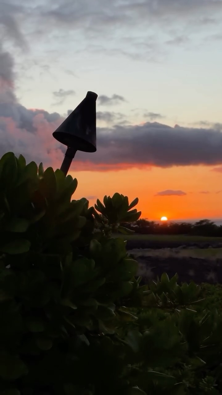 There’s something truly enchanting about the way light moves through the Stunning Kaimupulehu Grand Estate as the day unfolds. From warm sunrise glows to gentle twilight hues—every room dances in its own rhythm. Pure magic. Reserve your stay at www.KemaKama.com