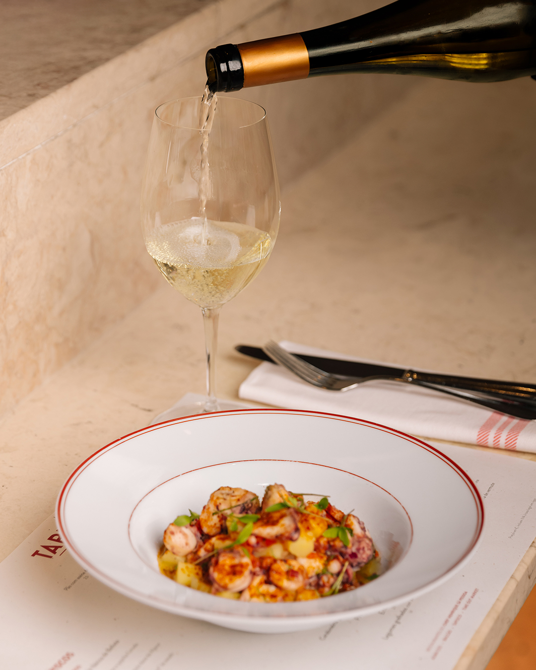 Salada de Polvo, vinagrete, paprika fumada e Pan con Tomate, Jamón Ibérico de Bellota. O início perfeito de qualquer refeição. Bom apetite!
--
Octopus Salad, vinaigrette, smoked paprika and Tomato Bread, Jamón Ibérico de Bellota. Enjoy your meal.