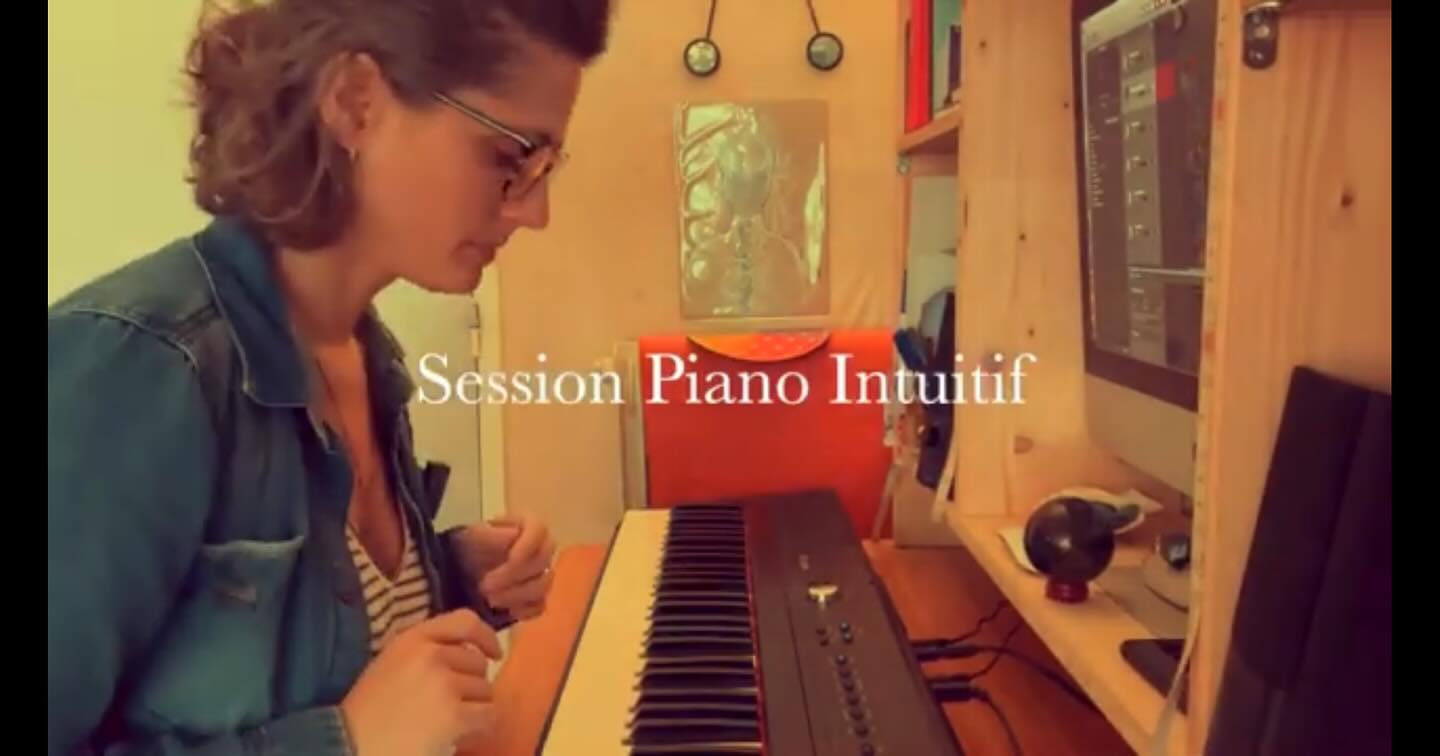 À écouter sur ma chaîne YouTube, Piano intuitif pour méditation. 🫶 Mettre des écouteurs. Boire un verre d’eau 💧 👉 https://youtu.be/N1BXaH_JmxQ 💫#pianointuitif #intuitivpiano #healingmusic #soundpower #soulmusic #soulpiano #sonotherapie #ihvfichloeddhallaïya