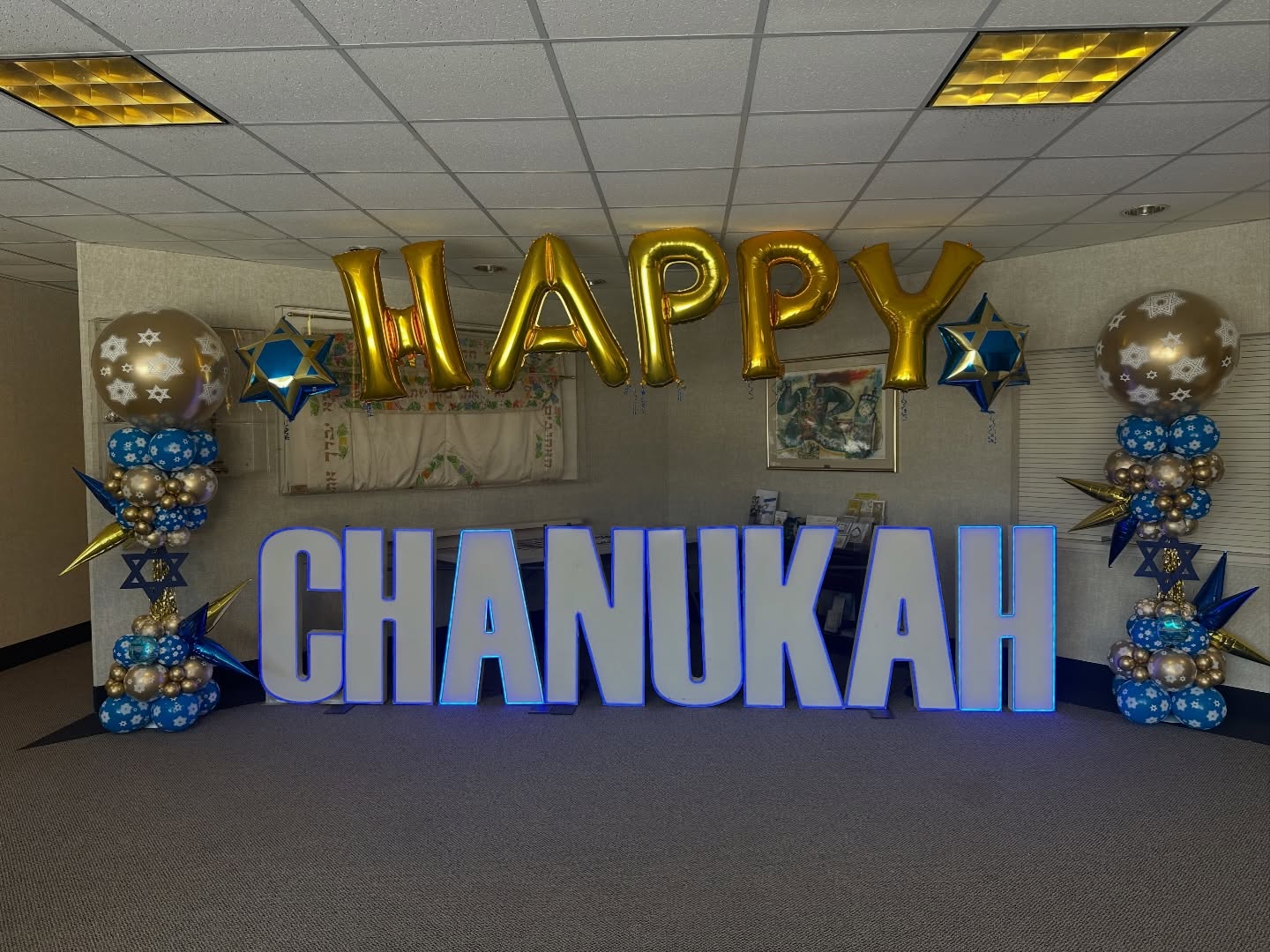 Happy last night of Chanukah to all those who celebrate from Moments By Max! 🕎🕍✡️
Need last minute decor for the holidays or NYE? We got you! Book and inquire today at www.momentsbymax.com.
.
.
.
🏷️#phillyballoons #phillyevents #happychanukah #hannukah #holidaydecor