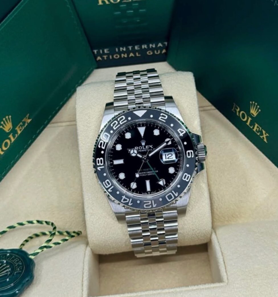 Don’t forget we can source aswell! This brand new 2025 Bruce Wayne we were able to source just in the Knick of time before the holidays! Off to its new home with 48 hours to spare. Dm us or stop on by for any of your watch needs!