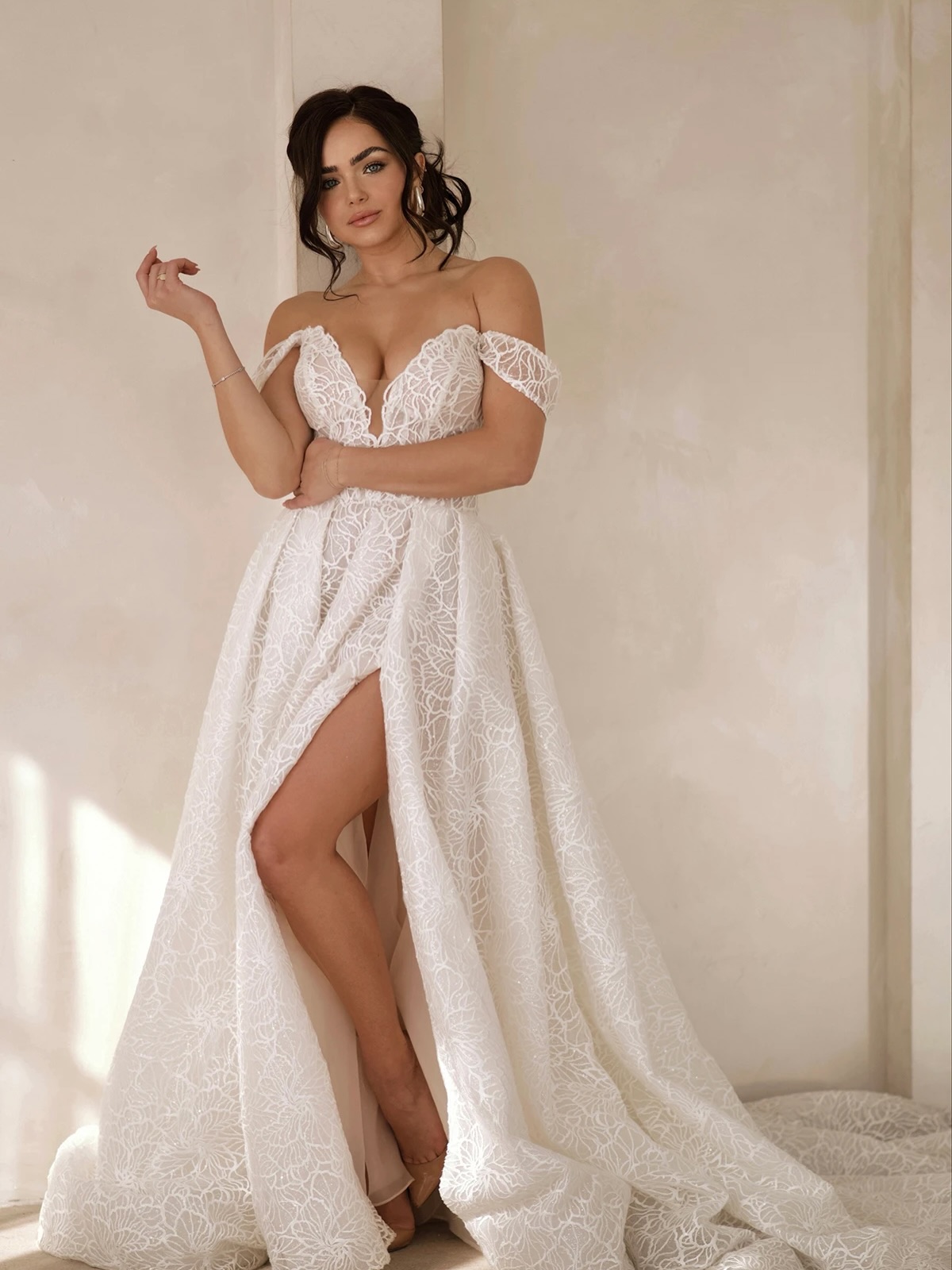 A gown made for slow walks down the aisle and unforgettable moments ✨
This Martina Liana beauty features delicate off-the-shoulder lace, a softly plunging neckline, and a flowing skirt with a touch of drama.
▫️ Size 10/12
▫️ $1500
▫️ Appointments available this weekend
Timeless, feminine, and waiting for her bride 🤍
