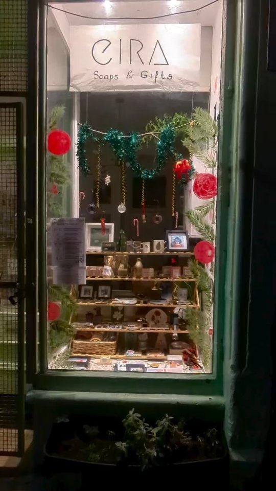 A festive idea turned into a hand-painted window. Merry Christmas and a Happy New Year everyone 🎄✨
#smallbusinesslife
#shopwindow
#christmaswindow
#merrychristmas
#makersofinstagram