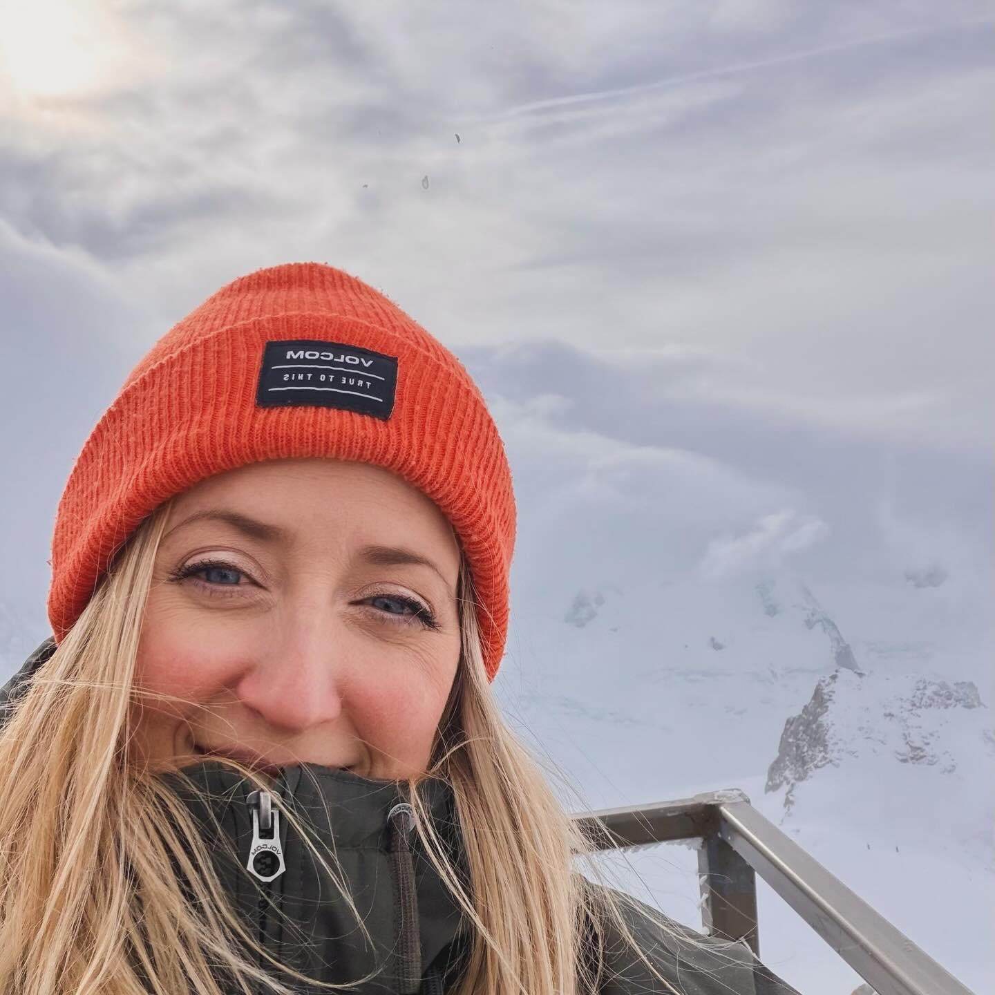 I made peace with God at 3842 meters... and it turns out he wanted a selfie with me at the summit😁. Mont Blanc Massif, you were scary but Instagram-worthy and a truly breathtaking, unbelievable moment I will NEVER forget.
