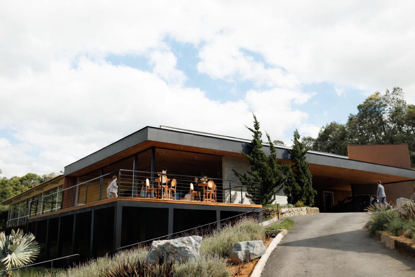 A arquitetura que se revela aos poucos.
Linhas marcantes, materiais naturais e um deck que flutua sobre o paisagismo, criando uma recepção leve, acolhedora e integrada à natureza.
Aqui, cada detalhe prepara o cenário para experiências memoráveis.
Fotografia por @claudiocostafotografia