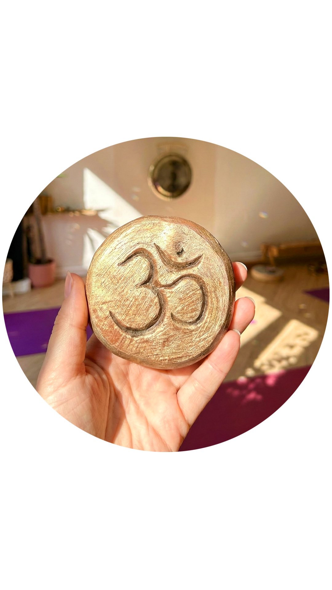 ATELIER 🕉️ Les secrets de l’écriture du Sanskrit !
Vous avez toujours été fasciné(e) par la beauté du Sanskrit et l’écriture Devanagari ? Nous vous invitons à un atelier exceptionnel pour vous initier à cette langue millénaire.
Le Samedi 10 janvier à 11h, rejoignez-nous pour un voyage unique :
📜 Partie 1 : L’Histoire et La structure
Nous remonterons le temps jusqu’aux mystérieux sceaux de Pashupati pour comprendre l’origine de l’écriture en Inde. Nous explorerons ensuite la structure logique et les subtilités du syllabaire Devanagari.
✍️ Partie 2 : La Pratique
Après la théorie, place à la pratique ! Vous prendrez le crayon pour tracer vos premières lettres, comprendre l’assemblage des syllabes et lire vos premiers mots. Une expérience méditative et profondément gratifiante.
🌍 Pour qui ?
Cet atelier est ouvert à tous les curieux, adultes, ados et enfants ! 💫Pour les amateurs de yoga. ✨Pour les passionnés de langues anciennes. 💫Et bien sûr, pour tous les yogis et yoginis qui partiront avec nous en Inde en février 2026, c’est l’occasion parfaite de vous préparer !
🎟️ Comment participer ?
🌟Vous avez une carte de cours ? Cet atelier ne vous coûte qu’un crédit.
✨Vous préférez une séance à l’unité ? C’est possible !
🌟Vous venez en famille ? Nous avons prévu un forfait spécial adulte + enfant.
Ne manquez pas cette occasion rare de vous connecter à la source du yoga.
Réservez votre place dès maintenant sur le site www.soundyoga.fr
@soundyoga.fr
#sanskrit #devanagari #ecrituresacrée