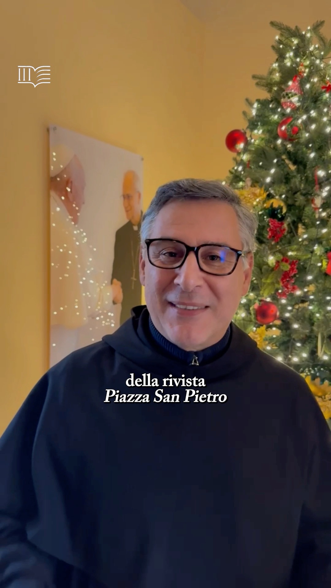 Il Natale è il tempo in cui le parole diventano invito e la comunità si riconosce.
In questo messaggio, Padre Enzo ci accompagna nel senso più profondo di Piazza San Pietro: un luogo di ascolto, di dialogo e di relazioni vere, che in un anno ha saputo crescere e prendere forma.
Un anno che ha dato vita a una piazza fatta di volti, parole e cammini condivisi.
Un anno della rivista.
Un anno di voi, che ci seguite, partecipate e rendete viva questa comunità ogni giorno.
Piazza San Pietro è diventata un ponte tra la Basilica e le vostre case:
la rivista ufficiale della Basilica Papale di San Pietro,
l’unico magazine in cui Papa Leone XIV risponde direttamente ai lettori.
Il Natale ci invita a rallentare, a riscoprire l’essenziale, a scegliere relazioni autentiche e gesti che parlano al cuore. È da qui che nascono i valori più profondi di questo tempo.
Con questo spirito auguriamo a tutti voi un Natale di luce, di prossimità e di riflessione condivisa.
📖 Il percorso continua, insieme.
Piazza San Pietro è una piazza che vive delle vostre voci.
La rivista è disponibile e può essere richiesta per accompagnare questo tempo speciale.
Buon Natale.