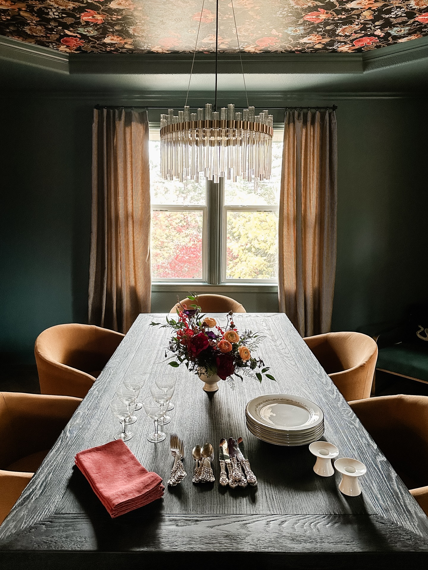 As we prepare the table for our loved ones, we reflect on how special these moments are. Vintage place settings passed down generations honor their memories and remind us of the importance of family. Wishing you all a joyous and beautiful day surrounded by those you hold dear. Happy Holidays! #sonomainteriors #sonoma #christmasinwinecountry
Design: @sonomainteriors
Floral: @papillonfloral
