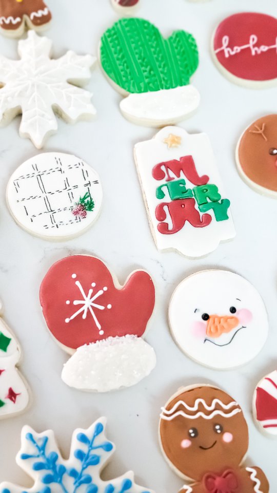 That's a wrap this holiday season. I hope you have enjoyed all the sweetness we can offer. From cake pops to cookies to cupcakes you kept us busy this holiday season, and we are so thank ful. Shop will be closed until Jan 5. I am not answering any emails or DM until after some downtime with my family and a long winter's nap.
#cookies
#christmascookies
#cookiedecorator
#tampa
#clearwater
