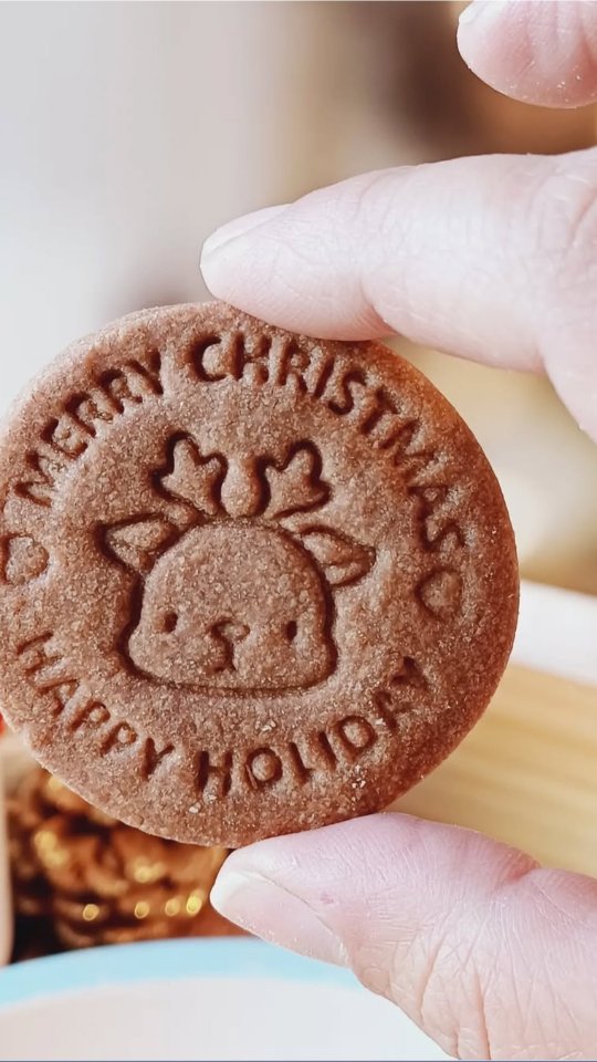 Definitivamente nuestra galleta estrella esta Navidad!!!
De las consentidas de nuestros clientes, con mucha historia, rexeta secreta de la casa, sabor a Navidad en cada bocado.
Estas galletitas vienen desde los 80's, si cuando Chef Diana y yo aún eramos niñas, nuestro papá hacía estas galletitas en Diciembre, el nombre en casa para ellas son: galletas Mayolino (así se llamaba papá), muchos años después ya con nuestro negocio en marcha retomamos la tradició de hacerlas en Navidad.
Ahora las llamamos BEST HOME MADE COOKIES, y hacen honor a su nombre. Totalmente adictivas. Si bien la figura de la galleta no es igual a la de los 80's , la receta, el sabor y el amor en cada bocado es el mismo.
Nos encanta compartir las historias detrás de cada producto con ustedes, por que este negocio esta construido con tradición, amor e historia.
Feliz Navidad!!!
#navidad #galletas #regalospersonalizados #christmas #cookies #royalicing #galletasdecoradas #pasteleria