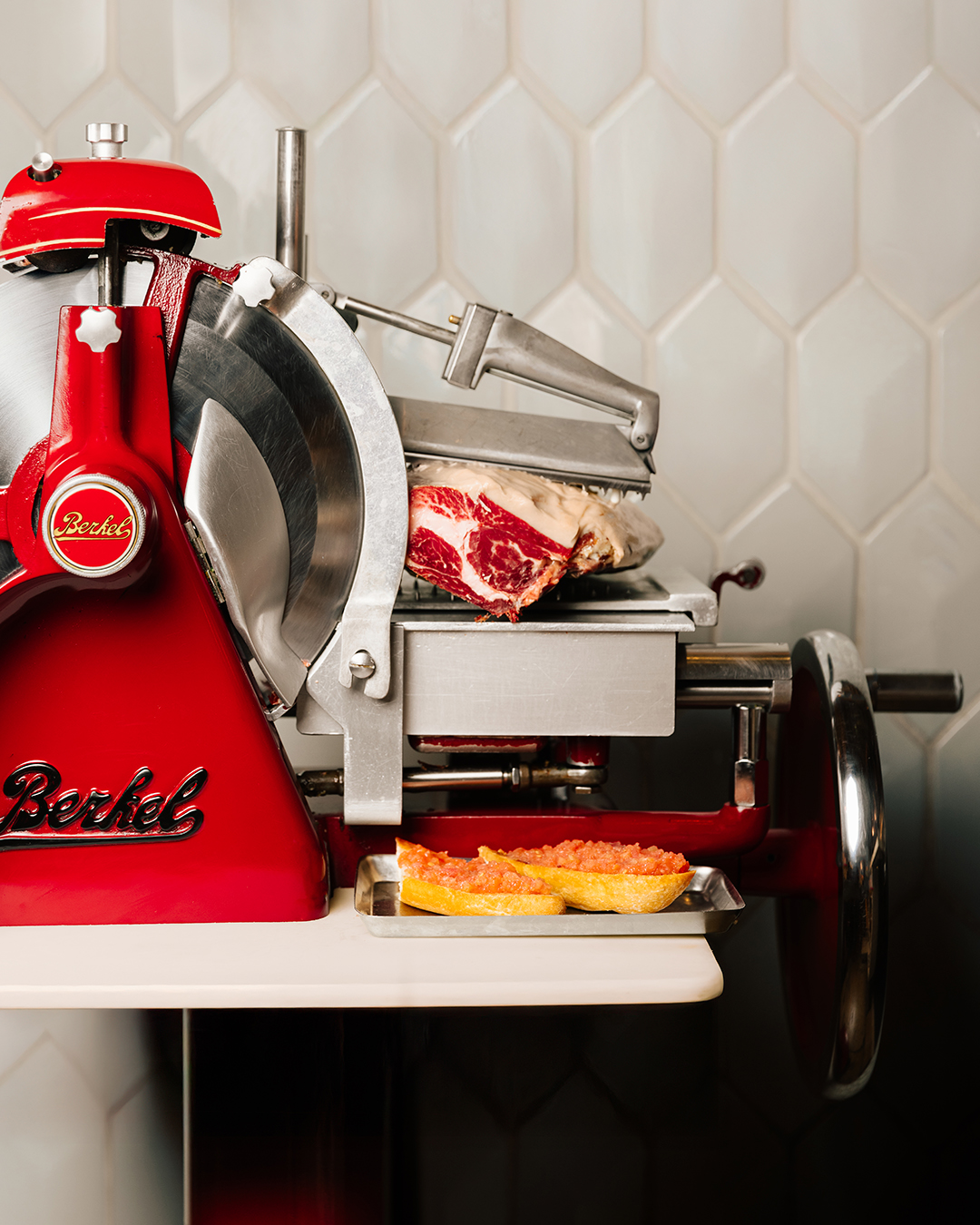 O nosso Pan con Tomate é um clássico que resiste ao tempo e que convida sempre ao regresso. É servido?
--
Our Tomato Bread is a timeless classic that always invites you to come back for more. Would you like some?