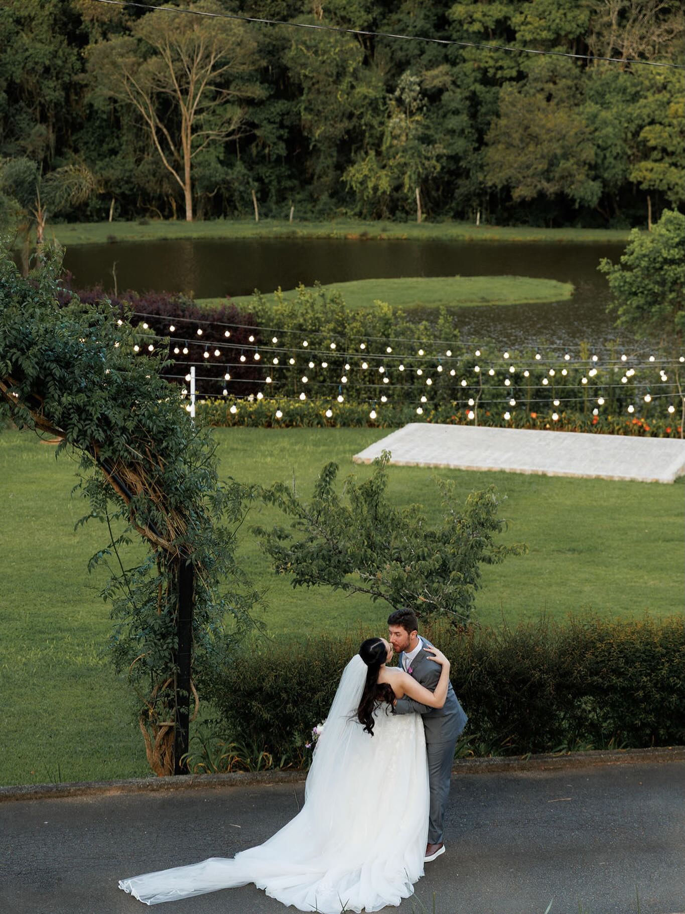 Nossa área externa é sinônimo de versatilidade.
Um espaço que se adapta a diferentes formatos, horários e propostas, sempre em harmonia com a natureza e o estilo do evento.
Fotografia por @claudiocostafotografia