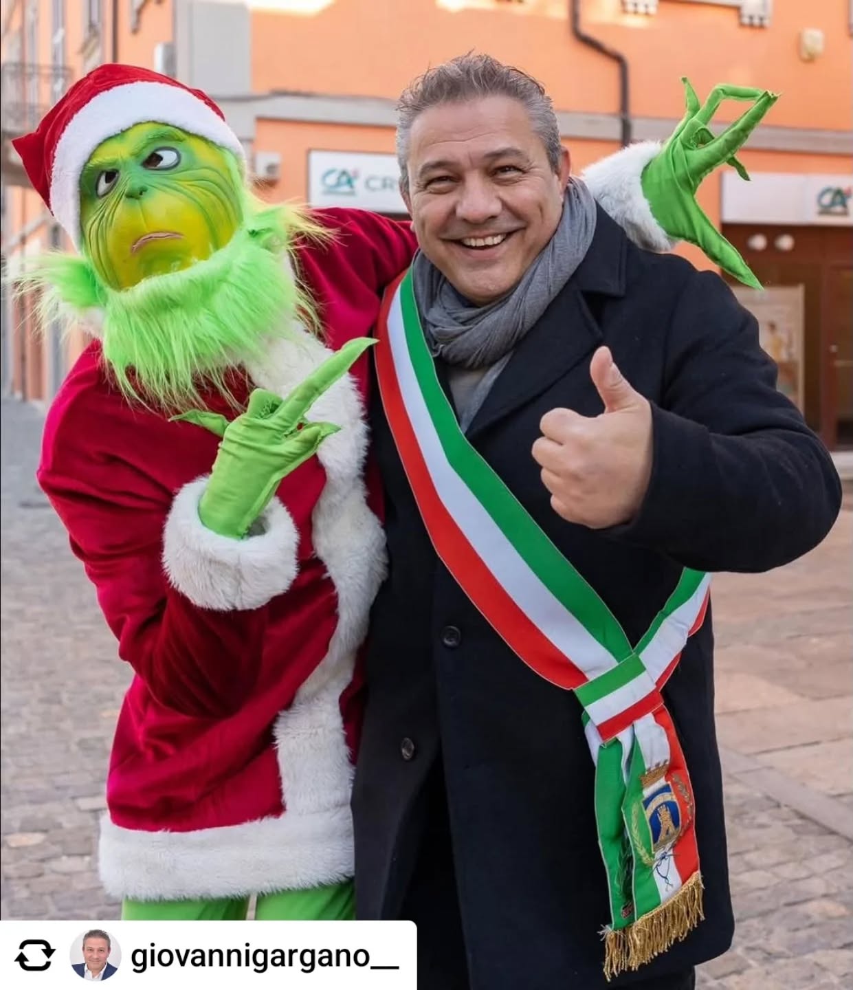 La Croce Blu sempre presente!
Grazie.
@giovannigargano__ Natale volge al termine.
Un pensiero desidero rivolgerlo a chi anche oggi ha tenuto “acceso” la Città con i servizi a disposizione di chi la utilizza o ne ha necessità.
A loro va il nostro grazie più profondo.
A chi ha acceso una luce mentre fuori era ancora buio.
A chi ha indossato una divisa, un camice, una pettorina.
A chi ha aperto una porta, fatto partire un mezzo, risposto a una chiamata.
Grazie al personale sanitario: medici, infermieri, operatori sociosanitari, soccorritori del 118, farmacie di turno, volontarie e volontari.♥️🇮🇹
Grazie alle forze dell’ordine e alla polizia locale, presidio silenzioso di sicurezza. ♥️🇮🇹
Grazie ai vigili del fuoco, pronti anche quando nessuno vorrebbe averne bisogno.♥️🇮🇹
Grazie ai volontari della protezione civile, della Croce Blu, delle associazioni sociali e sanitarie, ai Tecnici Comunali♥️🇮🇹
Grazie a chi garantisce i servizi essenziali: raccolta rifiuti, trasporti, manutenzioni, energia, acqua.♥️🇮🇹
Grazie a chi lavora nelle strutture per anziani e fragili, dove il Natale ha bisogno di mani gentili più che di luci.♥️🇮🇹
Il vostro non è solo un lavoro.
È una scelta quotidiana di responsabilità.
È un gesto d’amore che spesso non fa rumore, ma tiene insieme la comunità.♥️🙏
Se oggi possiamo sentirci al sicuro, curati, accompagnati, è perché qualcuno ha rinunciato a un pezzo del proprio Natale per custodire quello di tutti.
A nome della nostra comunità: GRAZIE FORMATO CITTÀ’ 🤍💛