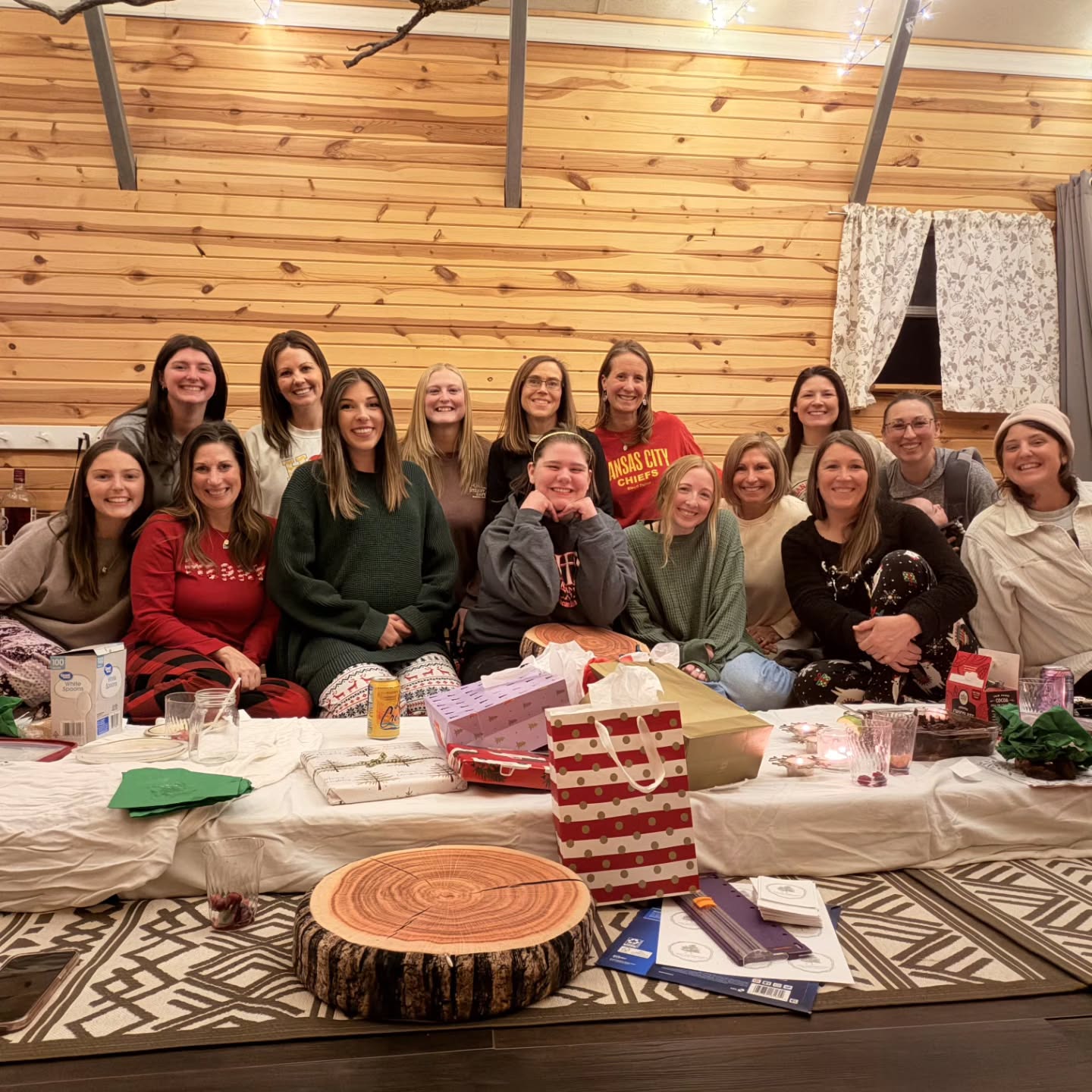 This holiday season was full of warm fires, holiday jingles, a cozy NaturePlay Team Retreat & a Hygge Holiday Gathering in our PJs!
Sending love & light to all of our Root families & community partners during this Christmas season ๐ฒ