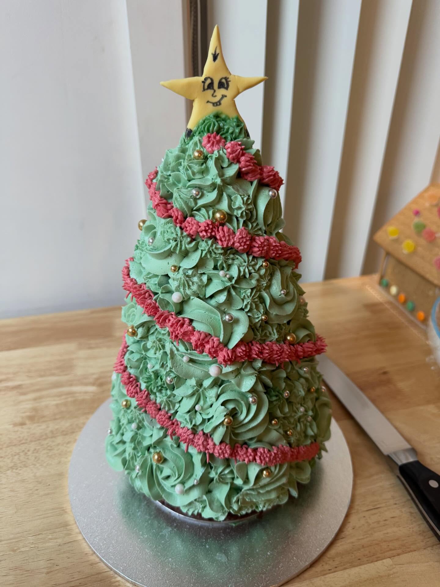 As a Christmas tradition continues, @cakes_jaymee_bakes and I made our sisters Christmas cake! 4 years ago we made a Christmas tree and we went a bit big and we may have failed 🤣. We wanted to give it another go now that we have more practice under our belt. Jaymee did the carving and I did the piping. Now, for the star on top, this is Nigel!! He is our new favourite cake character and is Jaymees beautiful creation! This cake is a vanilla cake with vanilla buttercream. Merry Christmas!!
@jaymeelou89