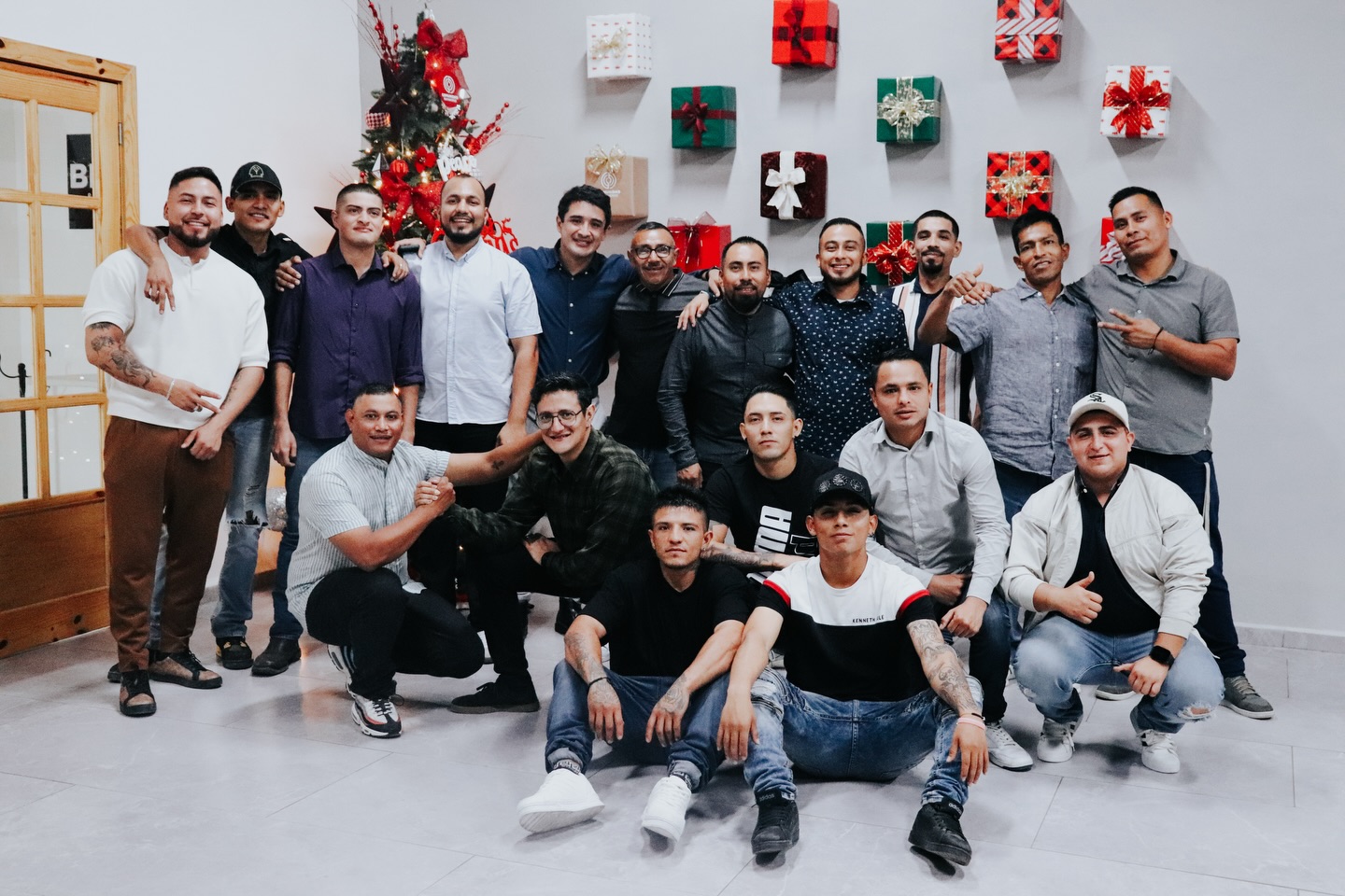 El día de ayer pasamos un momento muy especial en Mesón del Cielo, celebrando Navidad y recordando el verdadero motivo de esta temporada: Jesús, quien vino a traer esperanza, amor y una nueva vida. 🙌🎄
Cada año, los internos de Mesón del Cielo viven una Navidad en libertad, una Navidad donde Cristo es el centro. ❤️