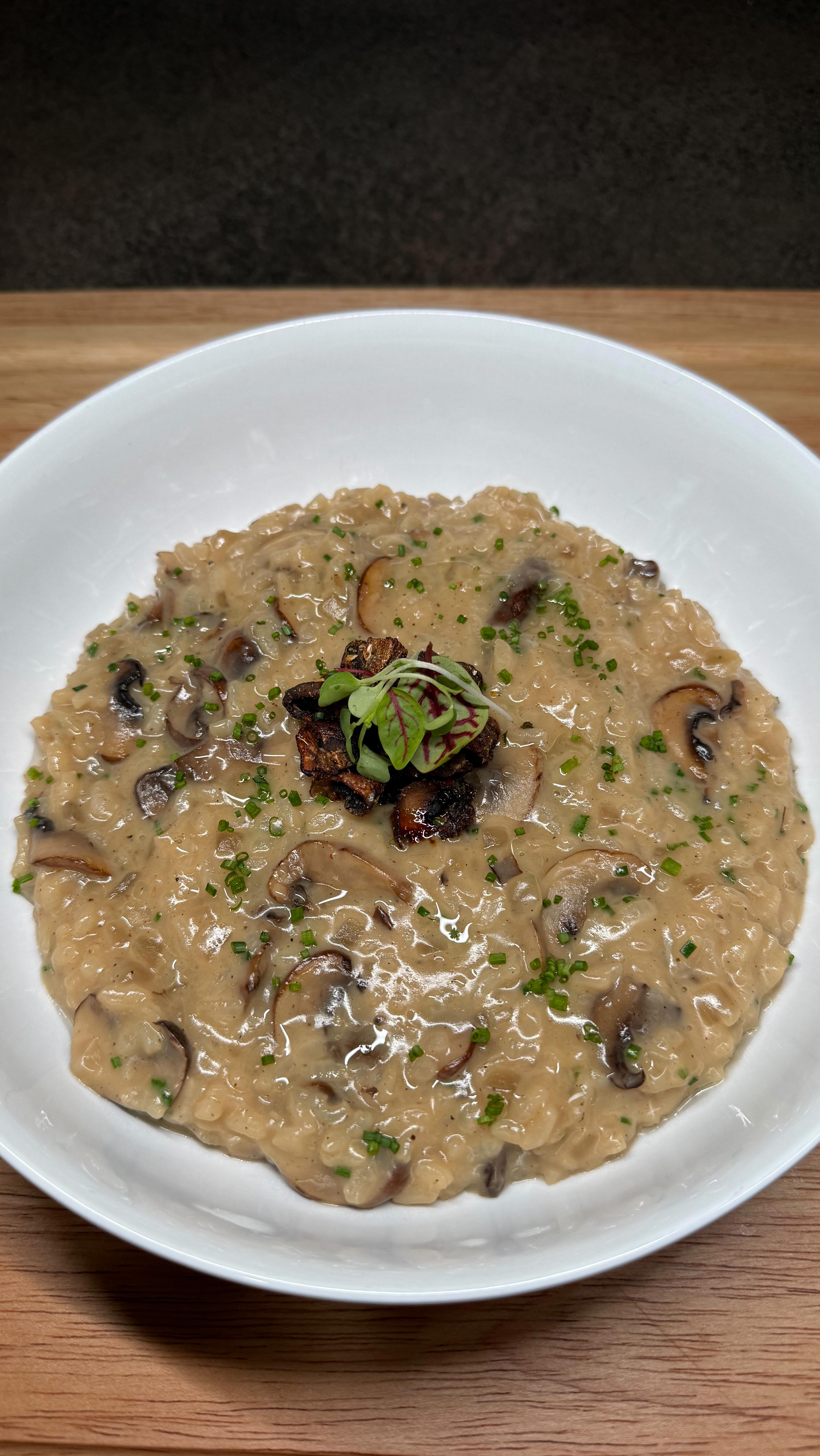 Fresh mushrooms sautéed to perfection with the infamous truffle flavor makes this vegetarian rice dish this a creamy champion 👨🏽🍳🍄🟫🧀💯📚
#foodie #risotto #dinner #art #chef