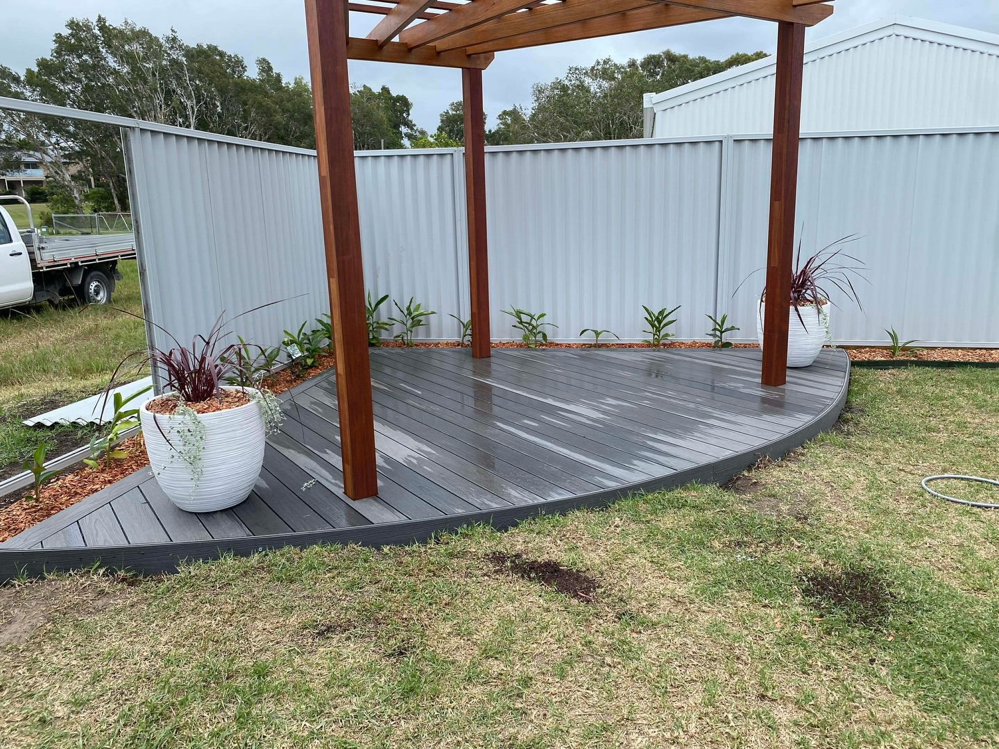 Finished project 🪵🌿
This space has been carefully designed and built with functionality, clean lines and long-lasting materials in mind. Every detail was considered to create an outdoor area that not only looks great but works seamlessly!
