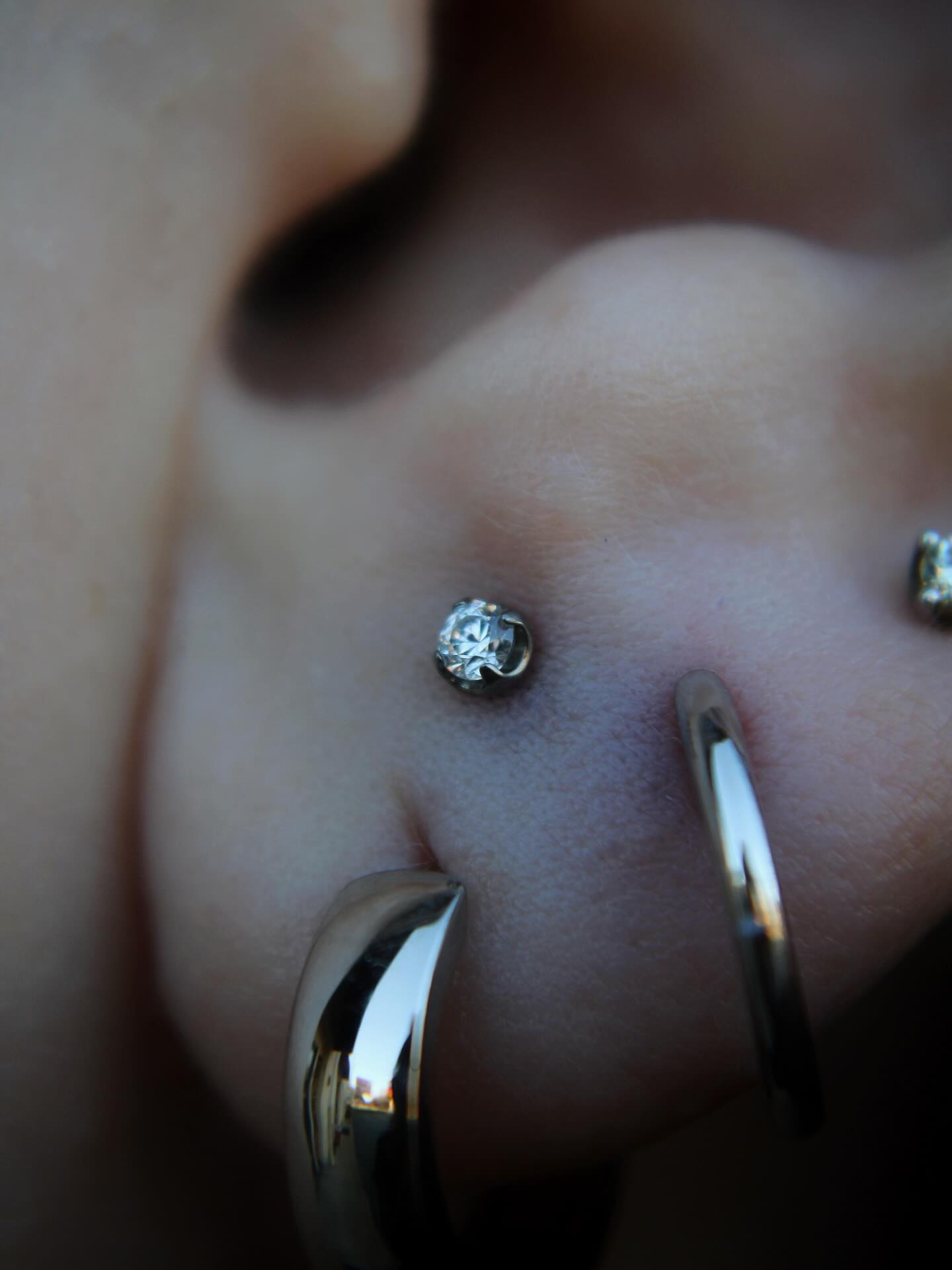 Simplistically beautiful stacked lobe with an implant-grade titanium cz prong 💎✨👌
#studio100bg #safepiering #lifetimeguaranteed #piercingbowlinggreen