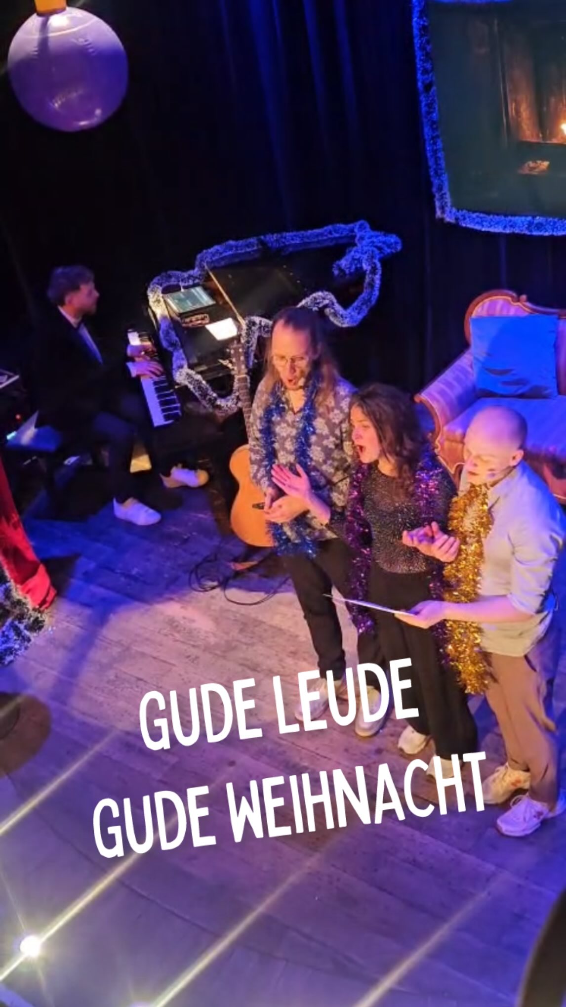 Ha-ha-ha-Halleluja war das ein Heilig(vor)abend auf der Bühne im @senftoepfchen_theater! 🤩🎄❤️🔥 Was passiert, wenn eine Frau ihren Ex-Freund und ihren Therapeuten zu Weihnachten einlädt? Unvorhersehbares natürlich. War ja alles improvisiert! 😄💫#
.
Das Unvorhersehbarste des ganzen Abends war nicht, dass die Story mega witzig war. Auch nicht, dass das Publikum hervorragend (und der Abend ausverkauft🥰) war. Aber dass uns auf einmal @annettefrier auf der Bühne besucht und die Story mit links nochmal eben zum Höhepunkt schraubt, DAS war unvorhersehbar und richtig geil!
Danke, liebe Annette für dieses beste Weihnachtsgeschenk 😅🎄❤️🔥🎁. Danke auch nochmal ausdrücklich dem fantastischen Team von Senftöpfchen, die uns nun schon seit fast drei Jahren ein Zuhause schenken 🎁 🏠 💖, wo wir zwischen unseren Reisen durch die Welt immer wieder hinkommen und dann neue Sachen ausprobieren dürfen. Danke! 🙏 🙋🏼♂️🙋🏻♀️🙋🏼♂️🙋🏻♂️🌍💫.
.
Euch allen zusammen frohe Feiertage und bis zum nächsten Jahr!
Eure GUDEN LEUDE