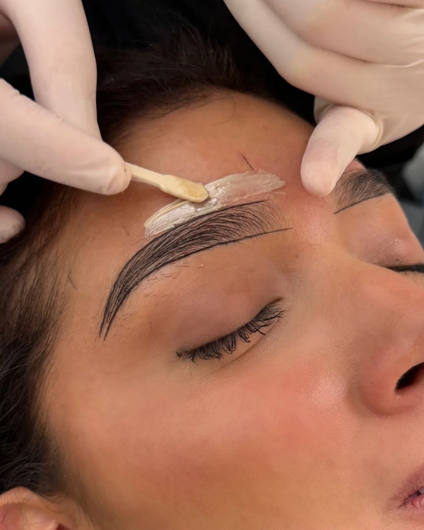 The base of every good brow starts here 🩷 #lavoomsalonYYC
•
#YYCBeauty #CalgaryBrows #CalgaryLashes #BeautySalonYYC