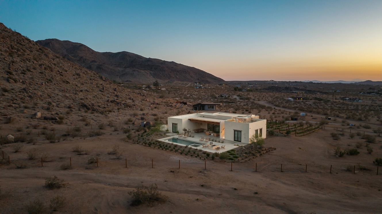 The winter light feels especially kind at Villa Paros. Sunrises, sunsets, and open-air spaces make it easy to rest and breathe in the desert’s fresh, crisp air.
Here, you can let the day move at its own pace. It’s a place to linger in the sun and simply breathe, any time of day.
Come rest in the light for a bit @ciel_homes .
— Cocoon
#joshuatreenationalpark #wellnesstravel #joshuatree #slowliving #villaparos