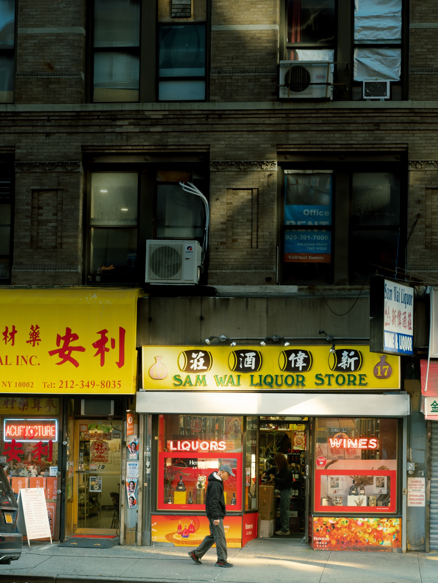 Take a stroll in Chinatown with me
•
•
•
#newyork #chinatown #ny #nyc #fujilove fujifilm fujixseries photography nycphotography nyphotographer nycstreet streetphotos fujifilmxs20 fujifilmx_us